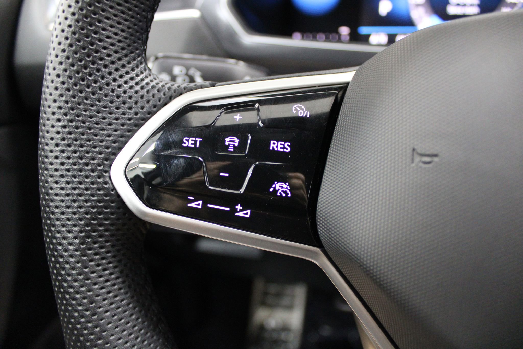 Used 2022 Volkswagen Tiguan SE R-Line image 37