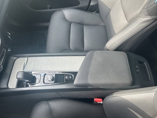 Certified 2025 Volvo XC60 B5 Plus image 25