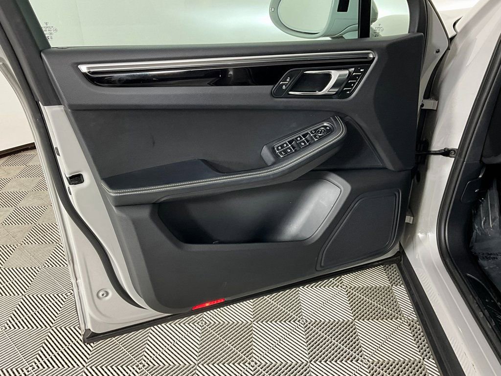 Used 2023 Porsche Macan Turbo image 18