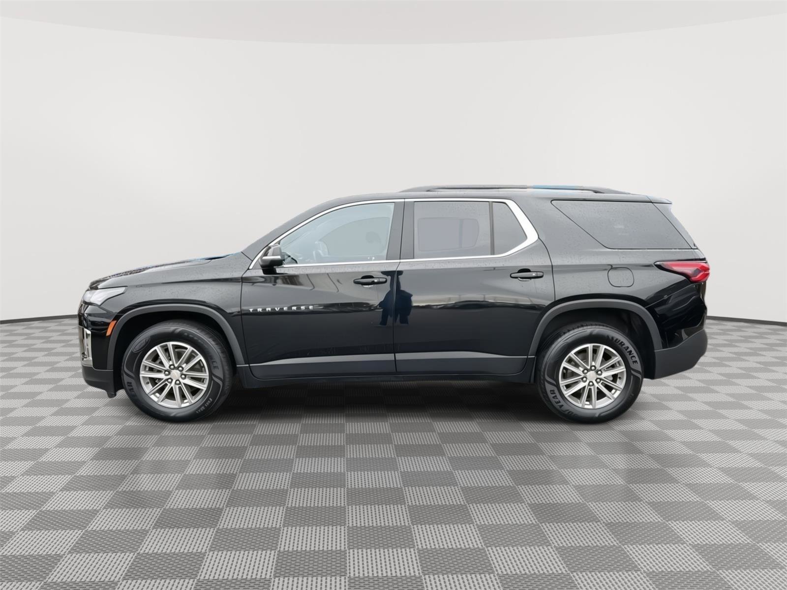 Used 2023 Chevrolet Traverse LT image 2