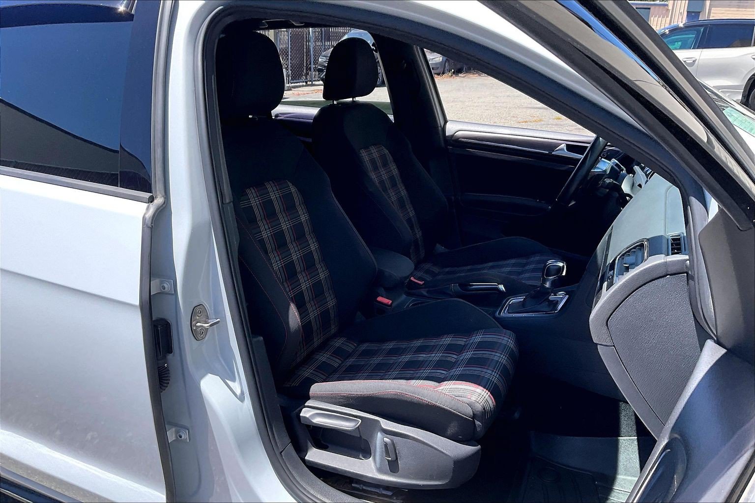 Used 2018 Volkswagen GTI SE FWD image 6