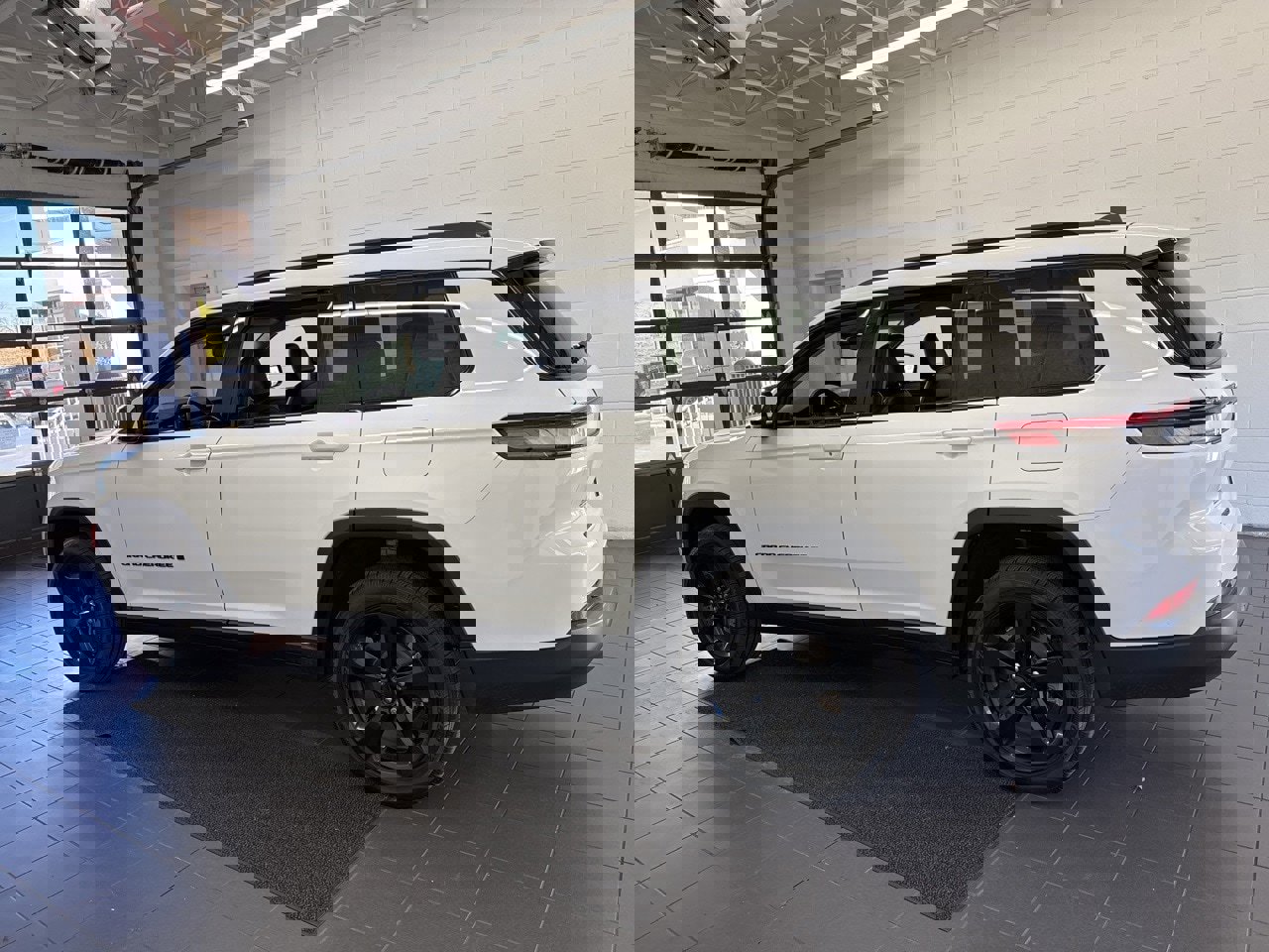 Used 2023 Jeep Grand Cherokee L Limited w/ Black Appearance Package image 5