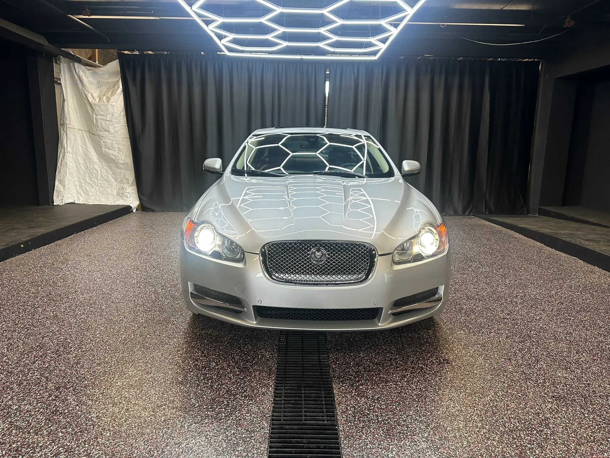 Used 2011 Jaguar XF Premium RWD image 2