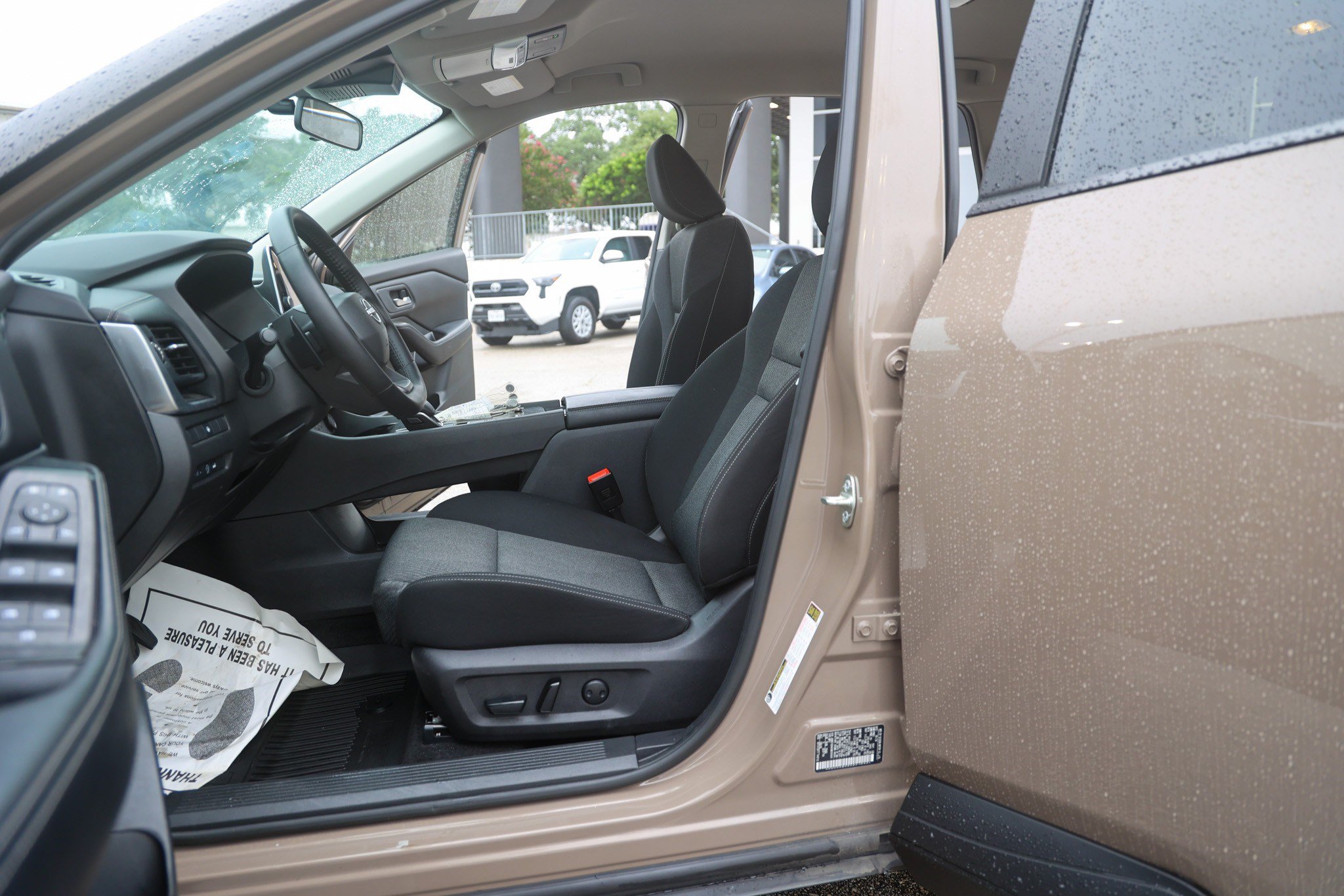Used 2025 Nissan Rogue SV FWD image 27