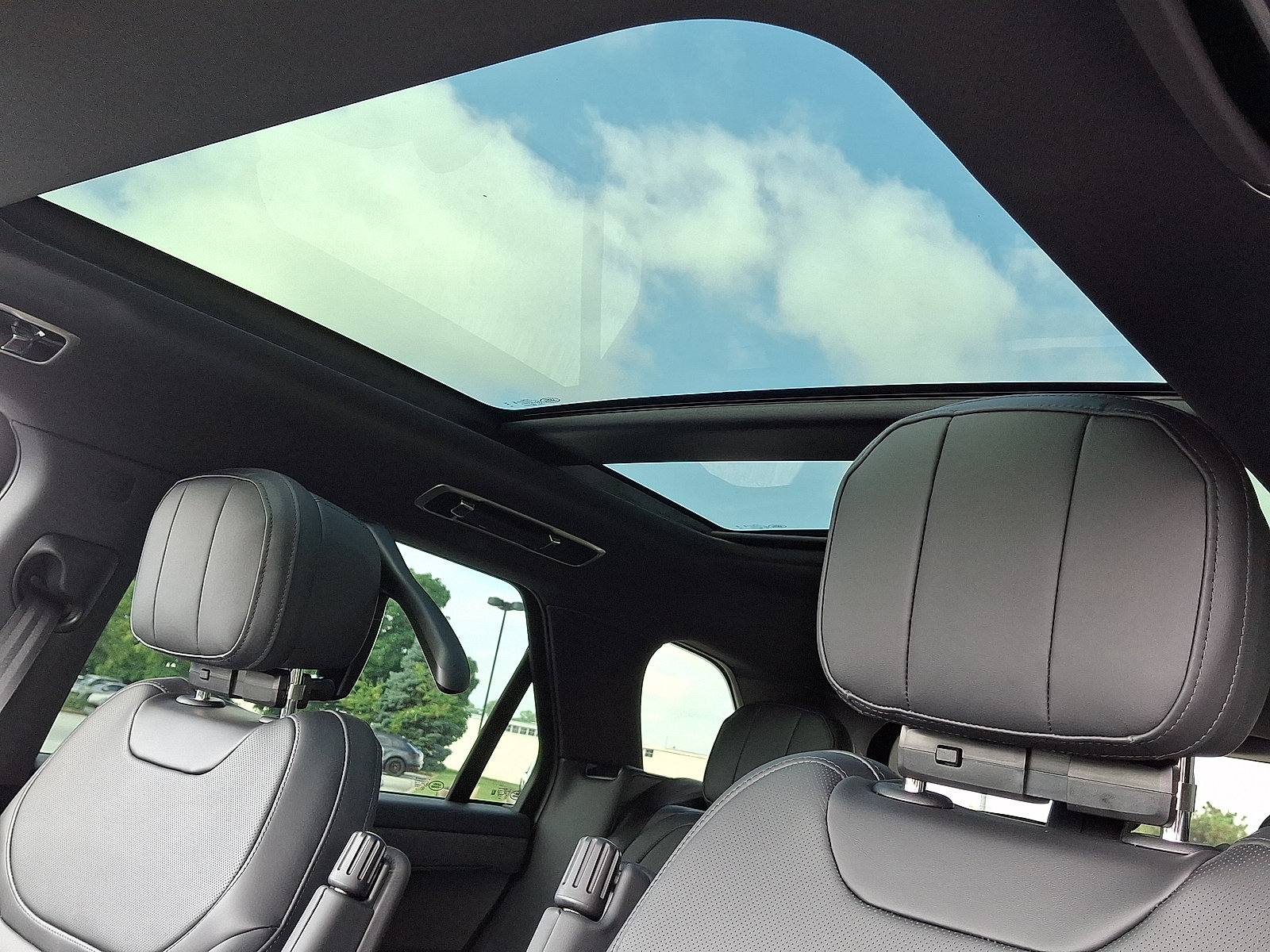 New 2026 Land Rover Range Rover Sport SE AWD/4WD image 17