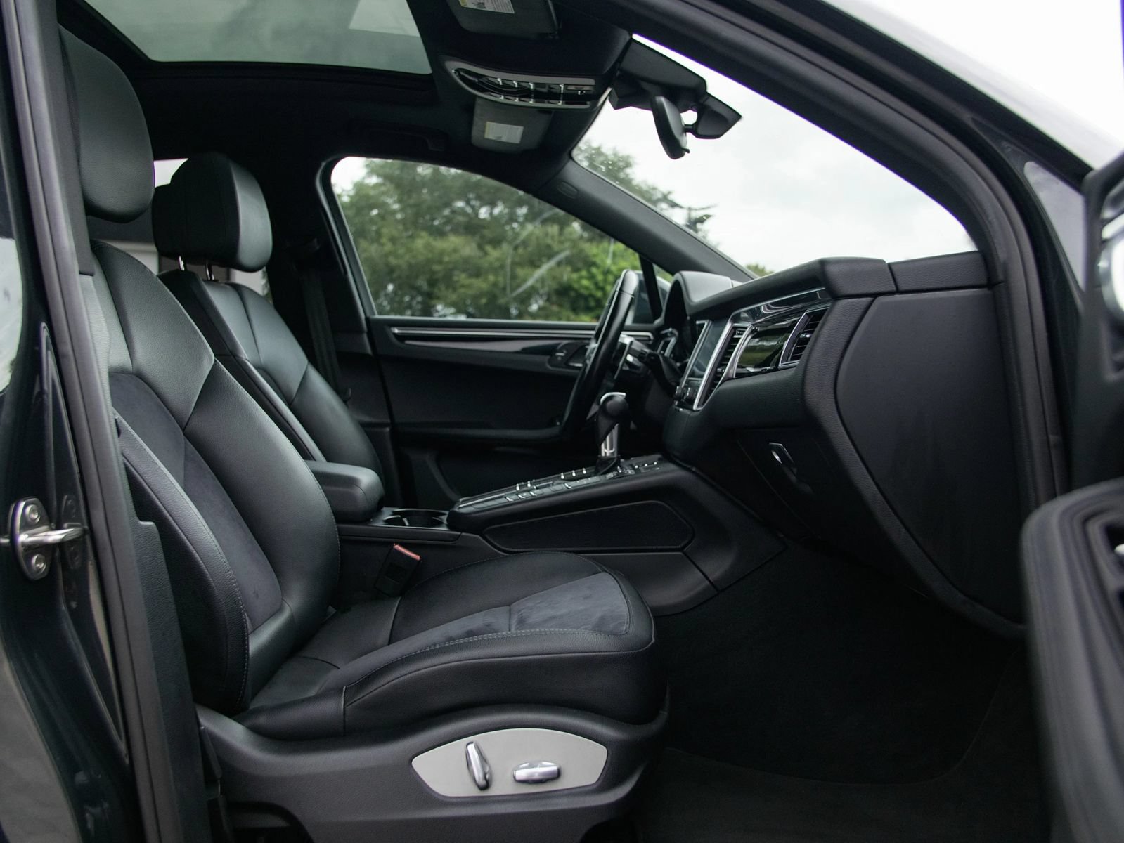 Used 2018 Porsche Macan Sport Edition AWD/4WD image 21