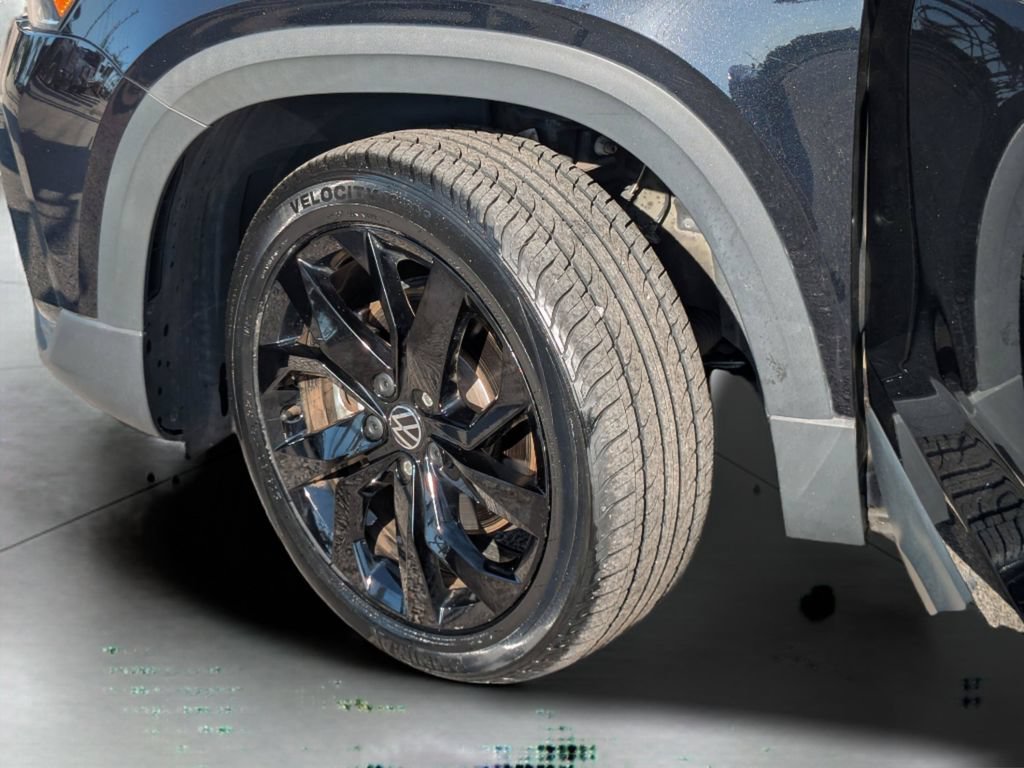 Certified 2023 Volkswagen Taos SE w/ Black Wheel Package FWD image 33