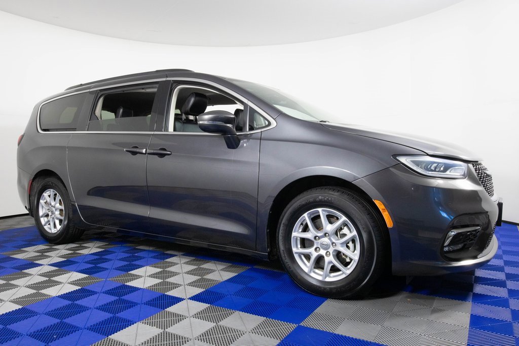 Used 2022 Chrysler Pacifica Touring-L image 3