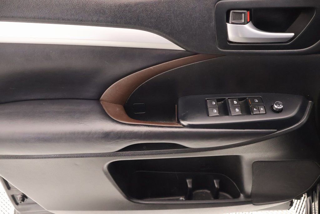 Used 2018 Toyota Highlander XLE image 17