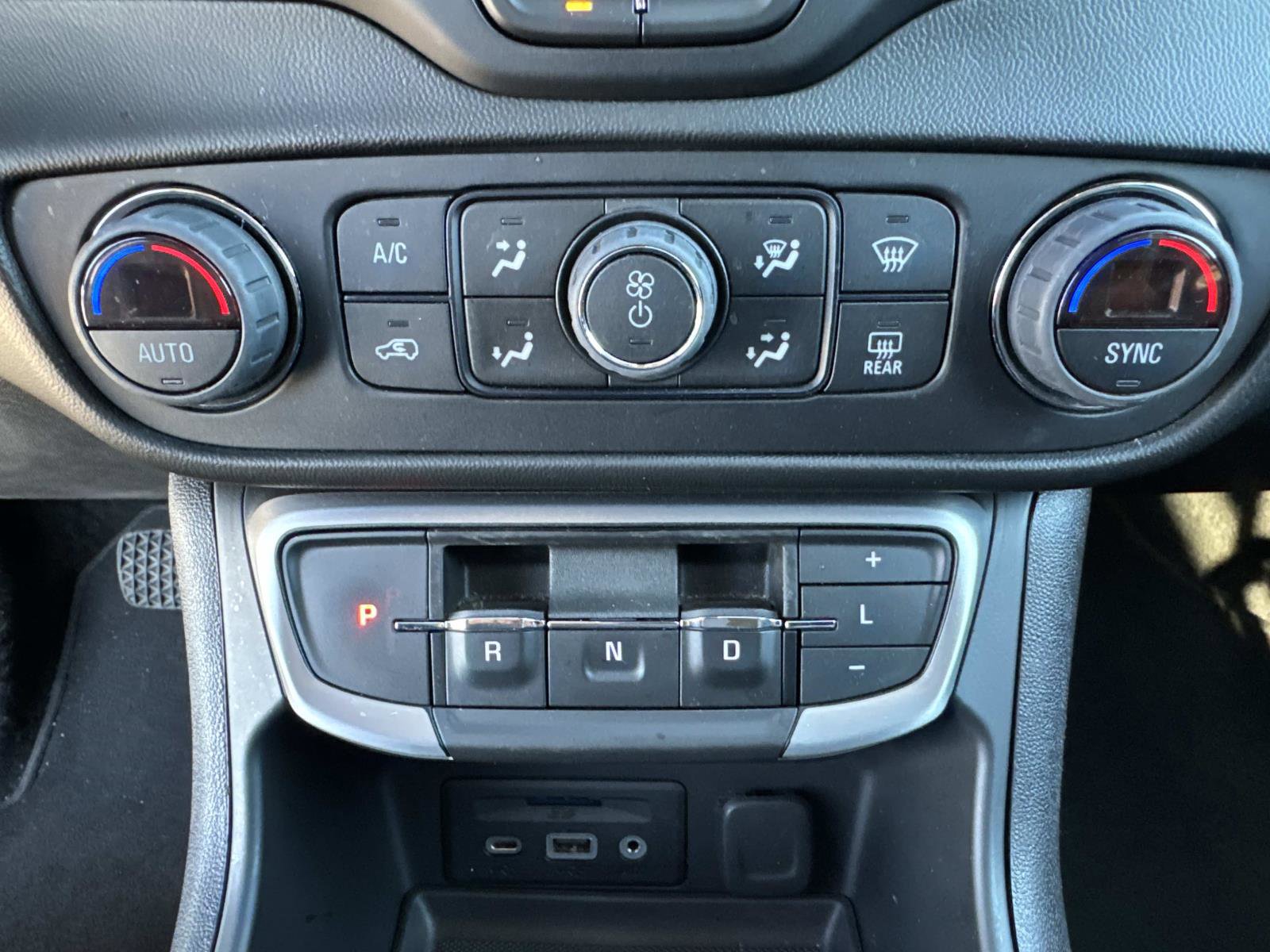 Used 2022 GMC Terrain SLT image 29