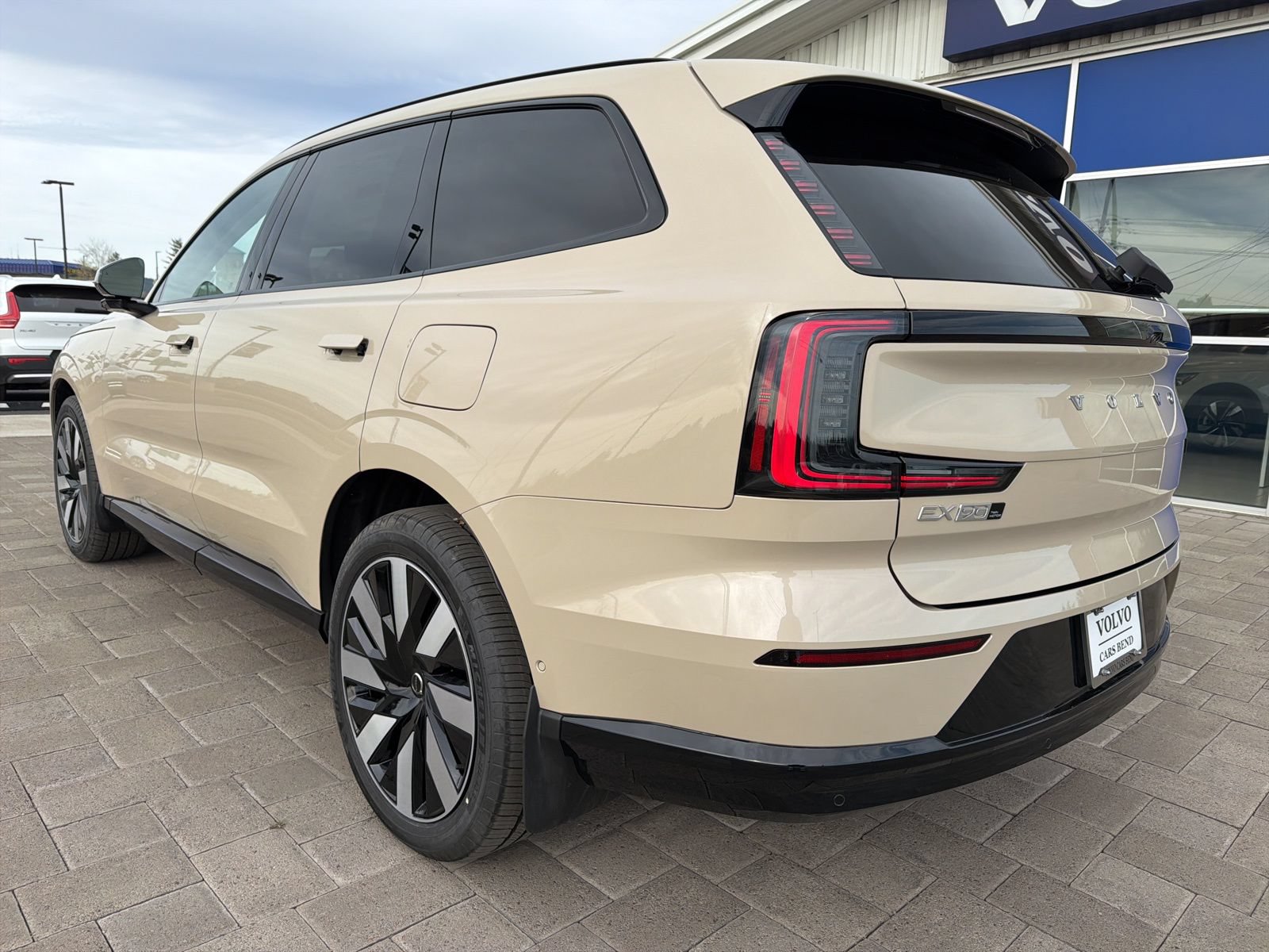 New 2025 Volvo EX90 Plus w/ Protection Package Premier AWD/4WD image 5