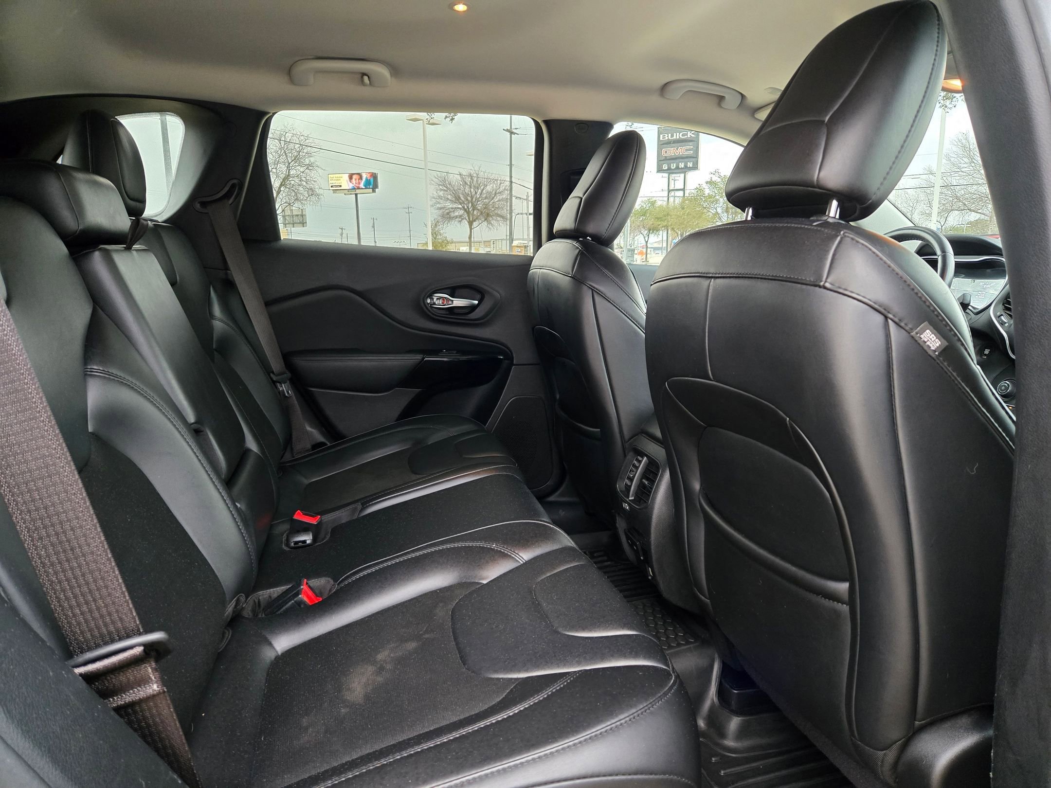 Used 2020 Jeep Cherokee Latitude Plus image 26