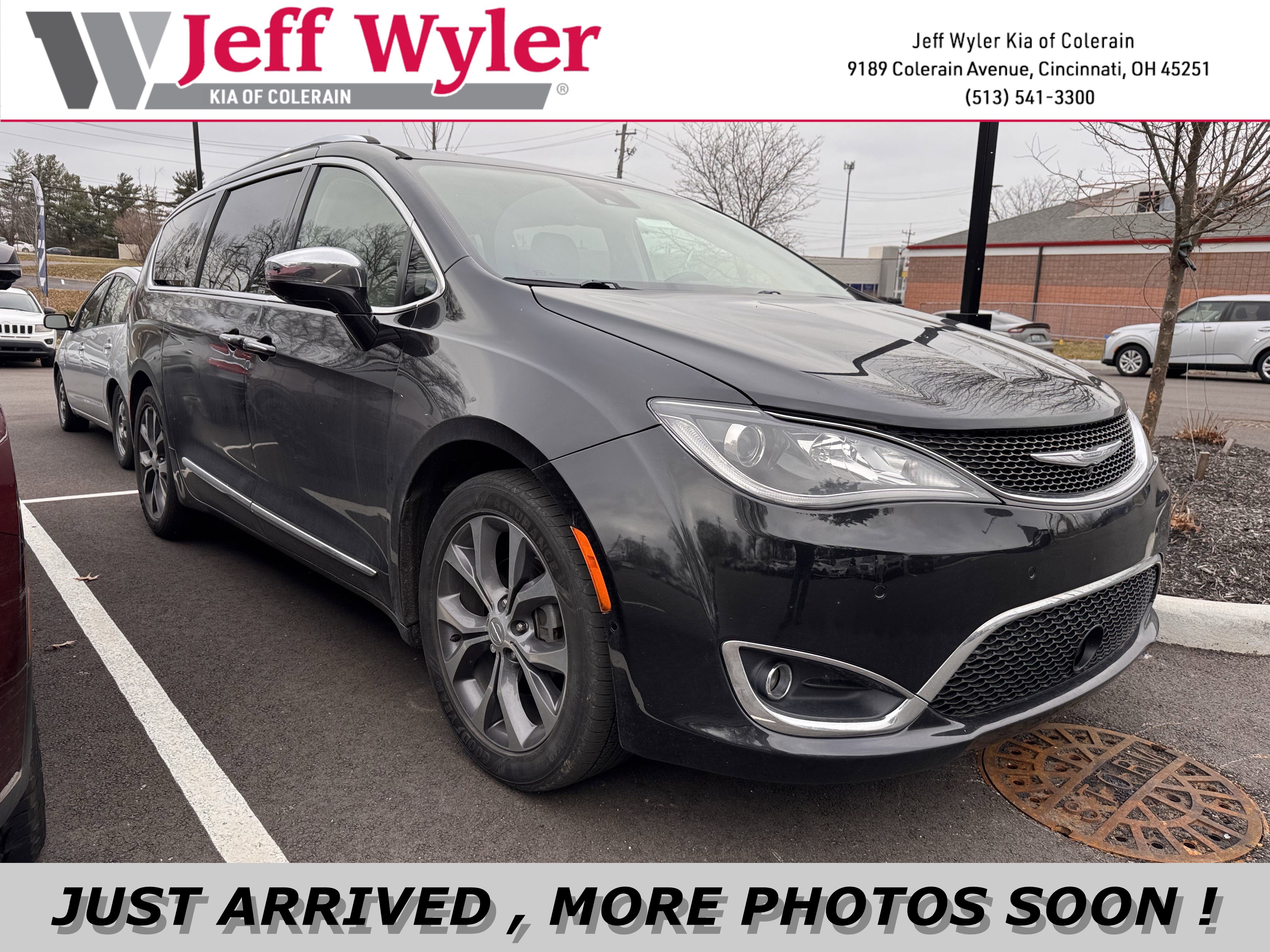 Used 2018 Chrysler Pacifica Limited w/ Tire & Wheel Group image 1
