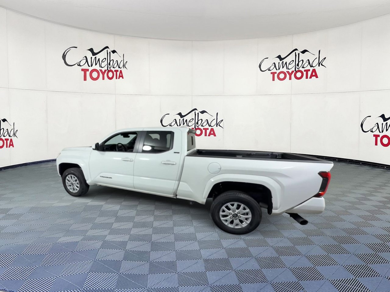 Used 2025 Toyota Tacoma SR5 AWD/4WD image 9