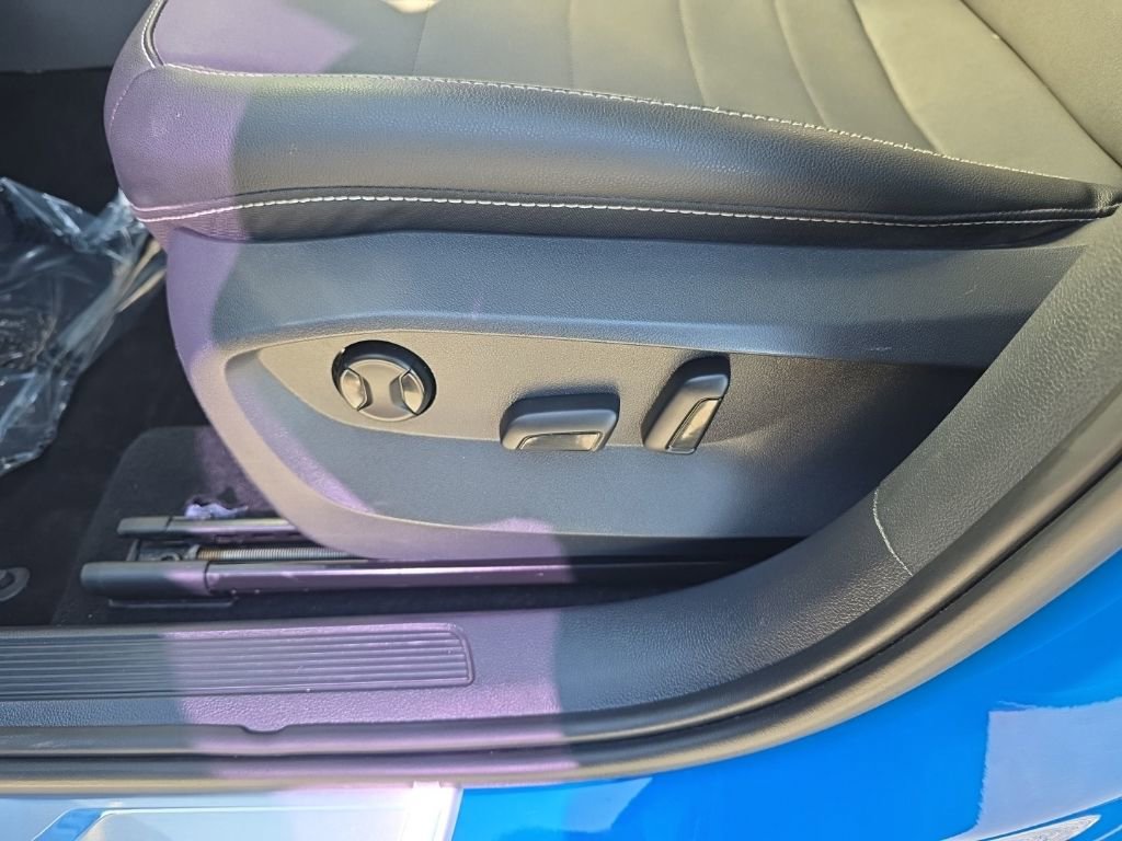 Used 2022 Volkswagen Taos SE w/ Panoramic Sunroof Package image 12