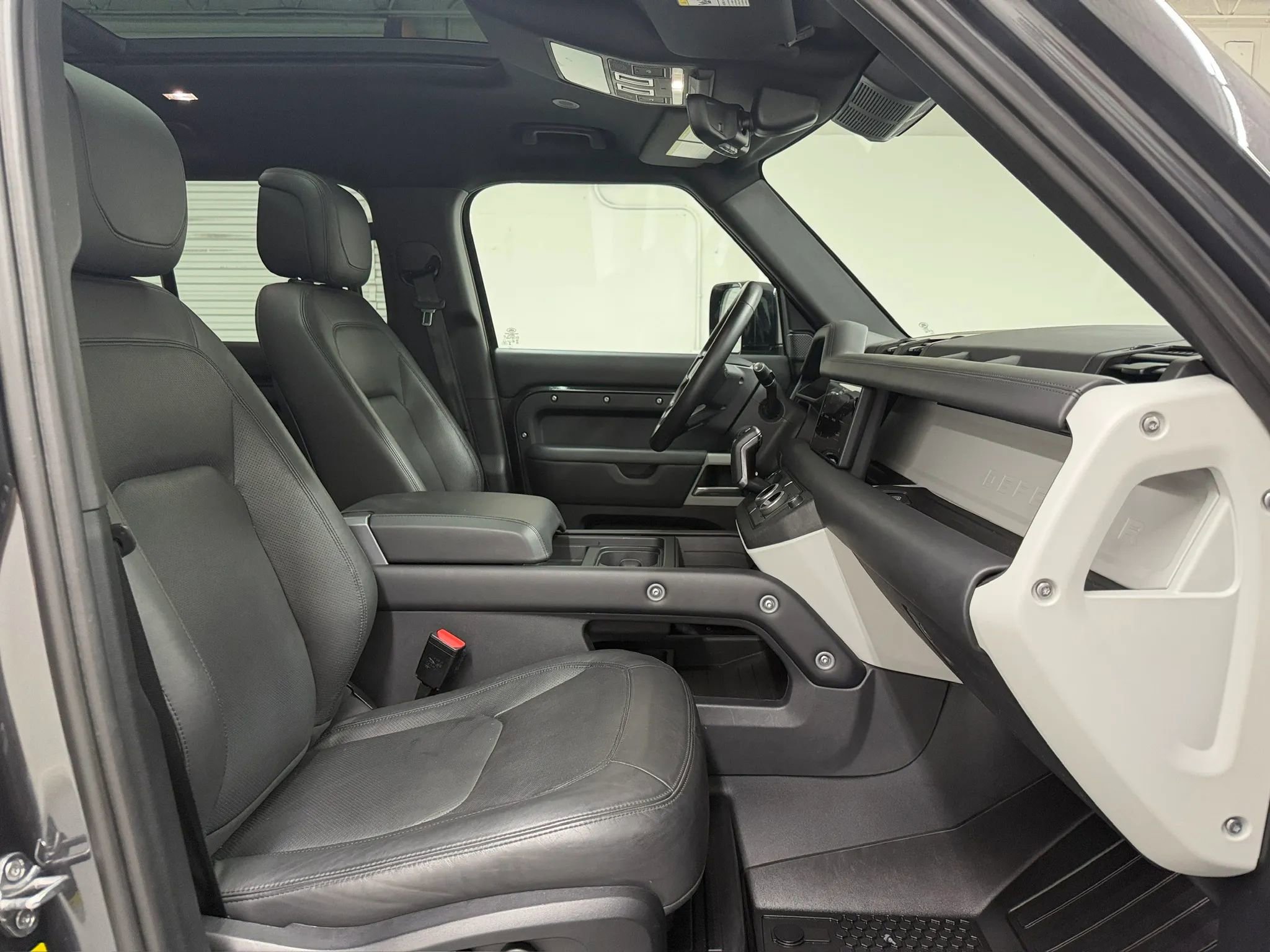 Used 2024 Land Rover Defender 110 SE AWD/4WD image 11