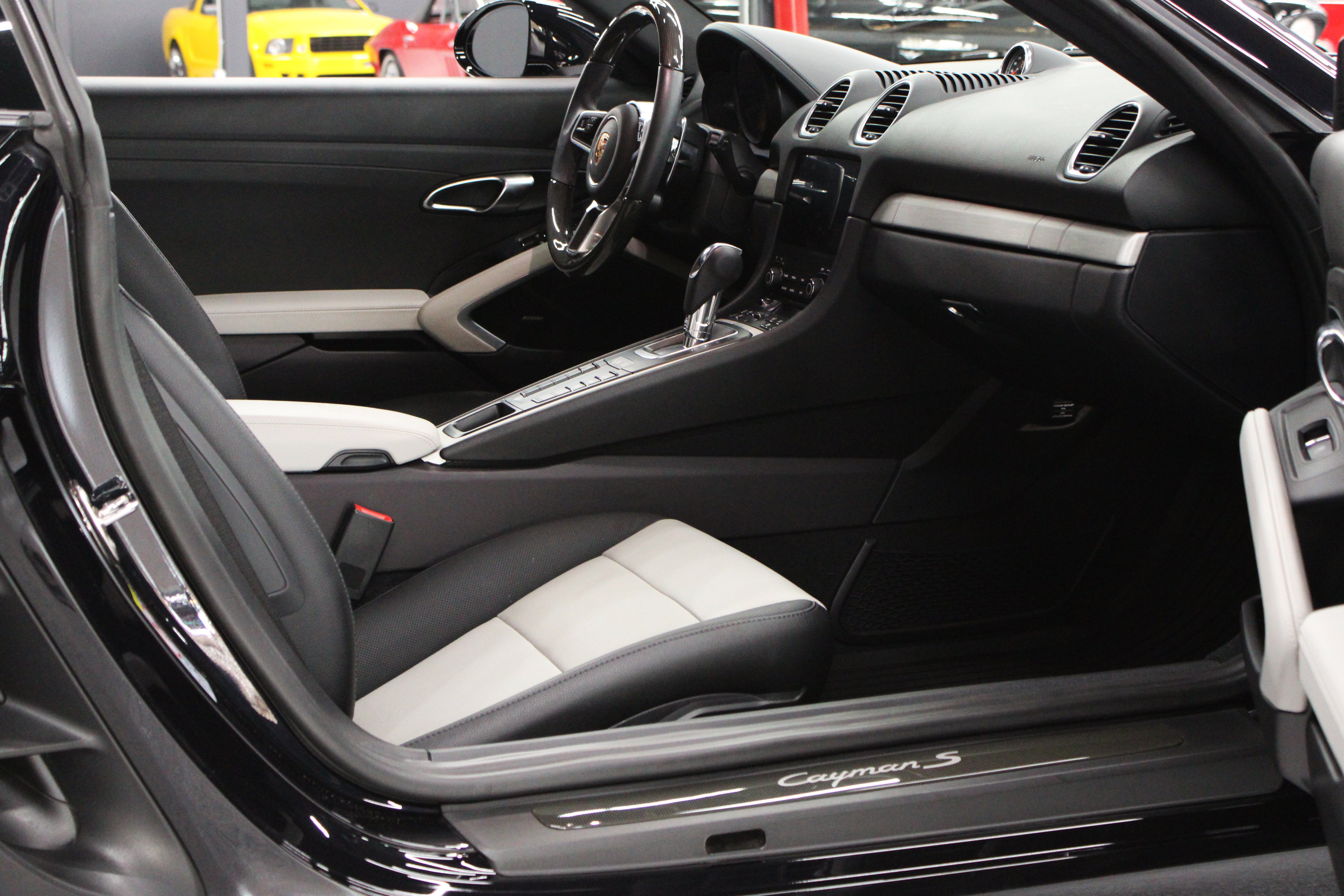 Used 2025 Porsche 718 Cayman S w/ Sportdesign Package RWD image 28