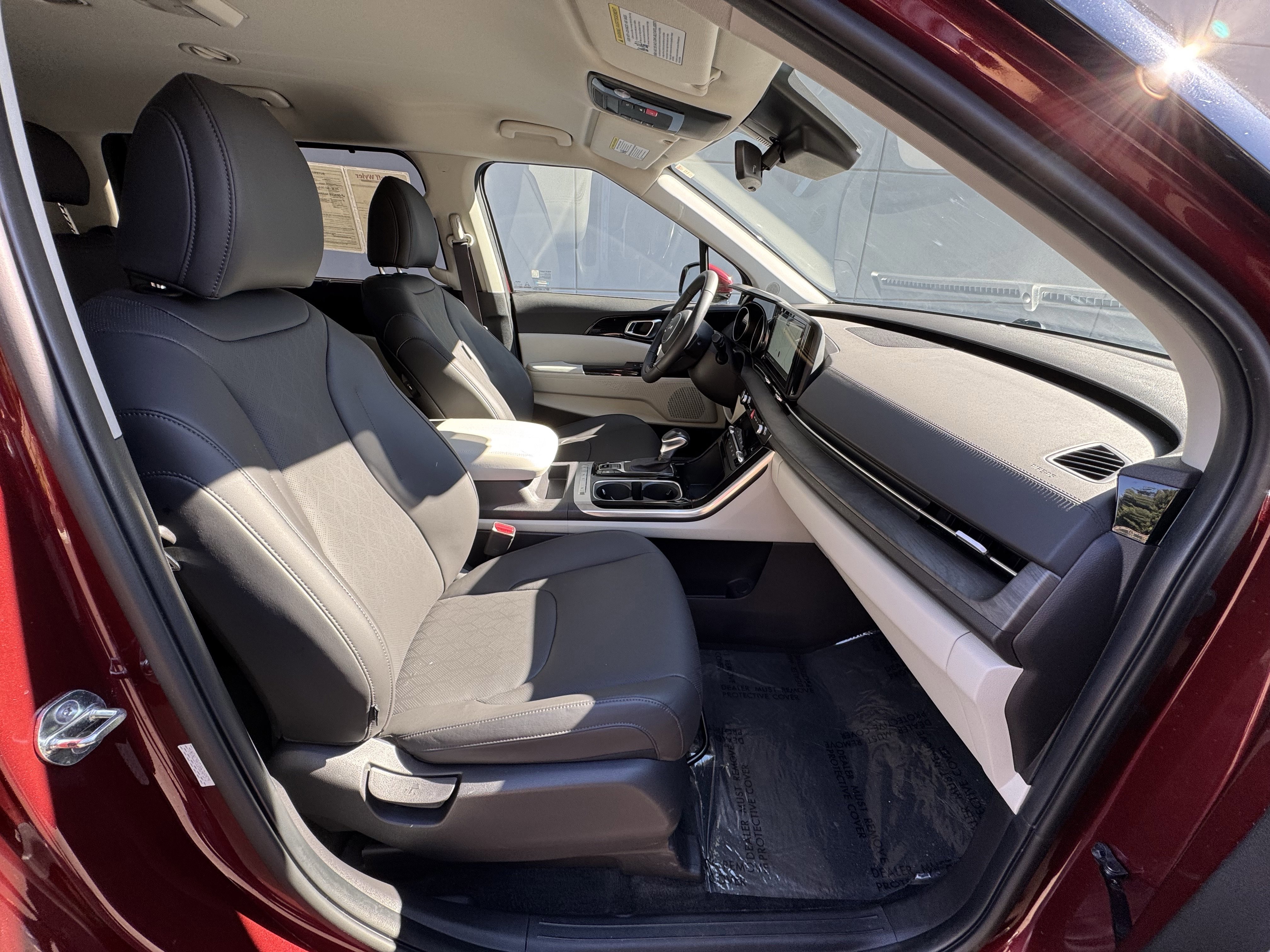 Used 2024 Kia Carnival EX image 26