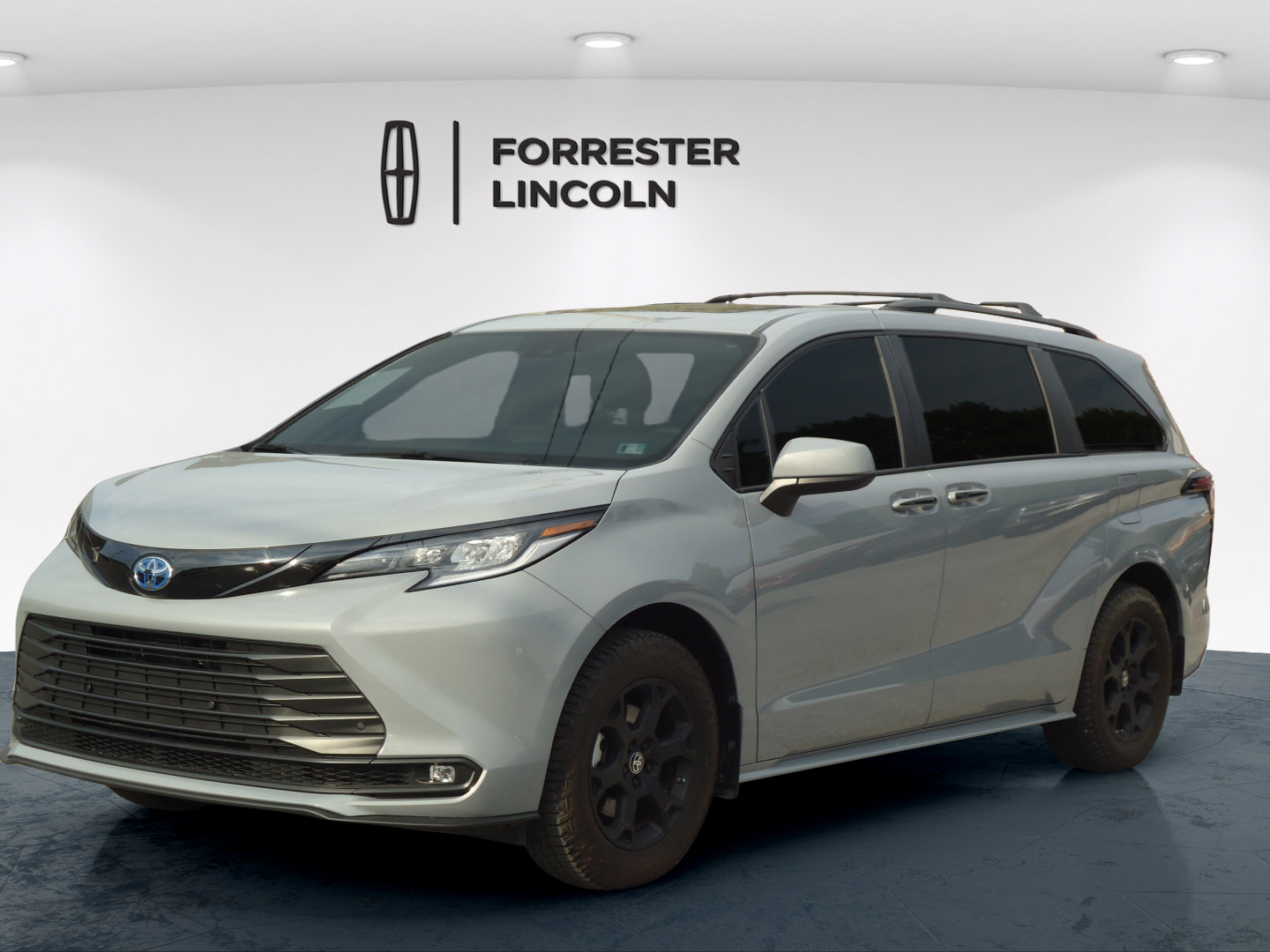 Used 2025 Toyota Sienna XLE Woodland Edition AWD/4WD image 7