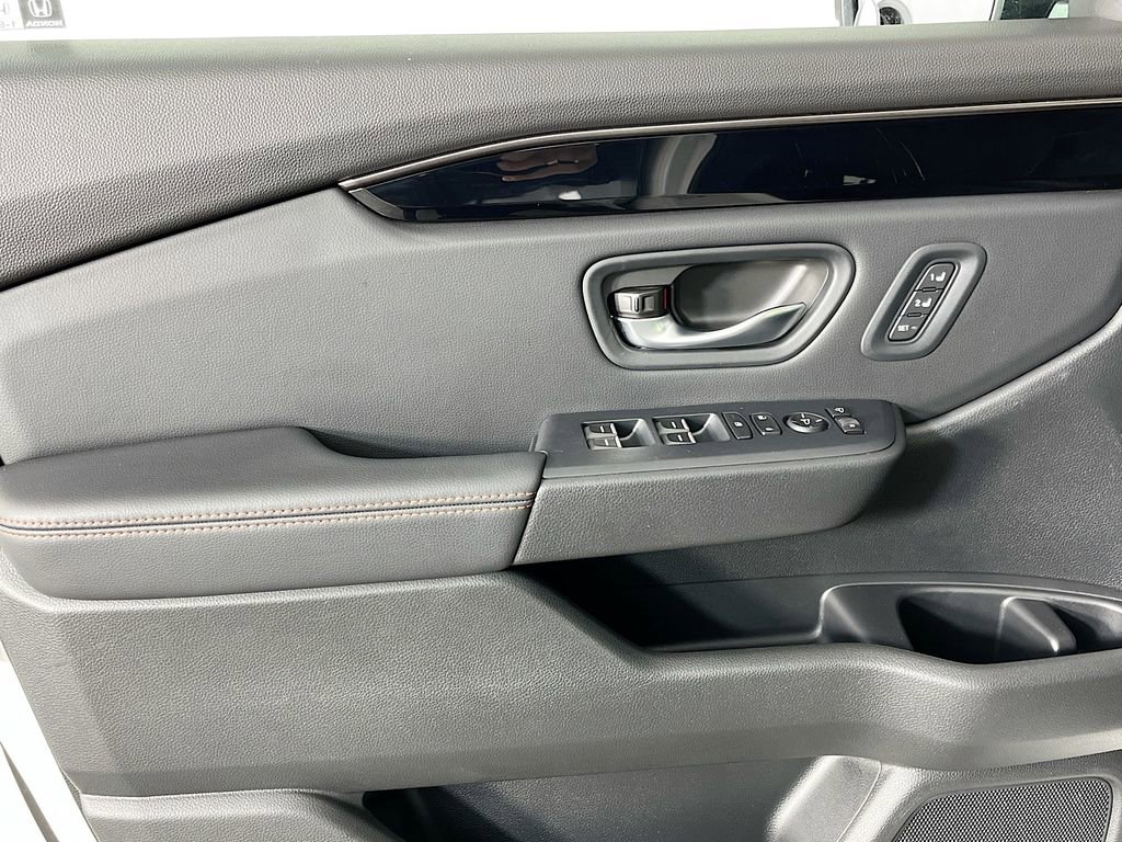 Used 2025 Honda Pilot TrailSport image 26