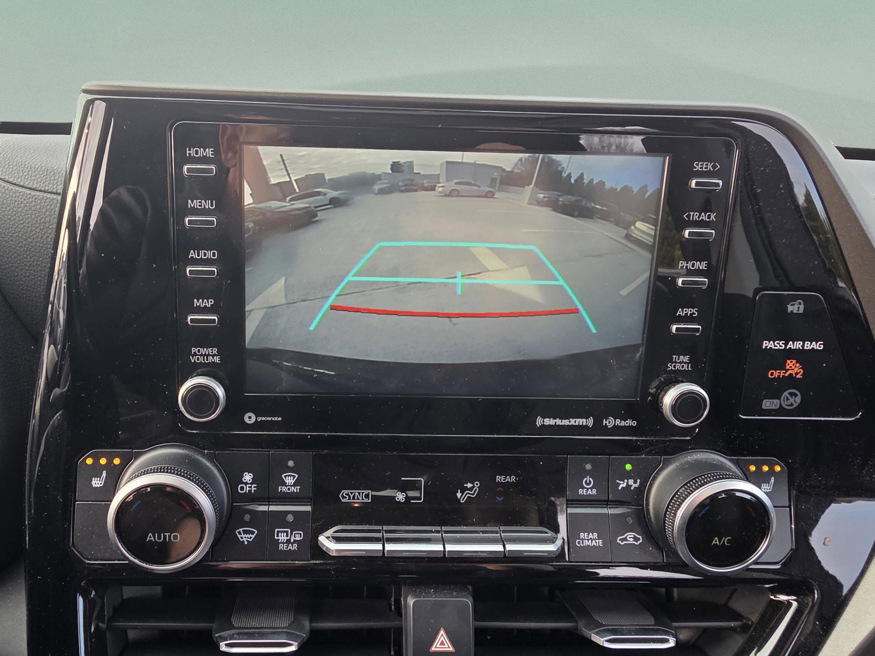 Used 2020 Toyota Highlander XLE image 17