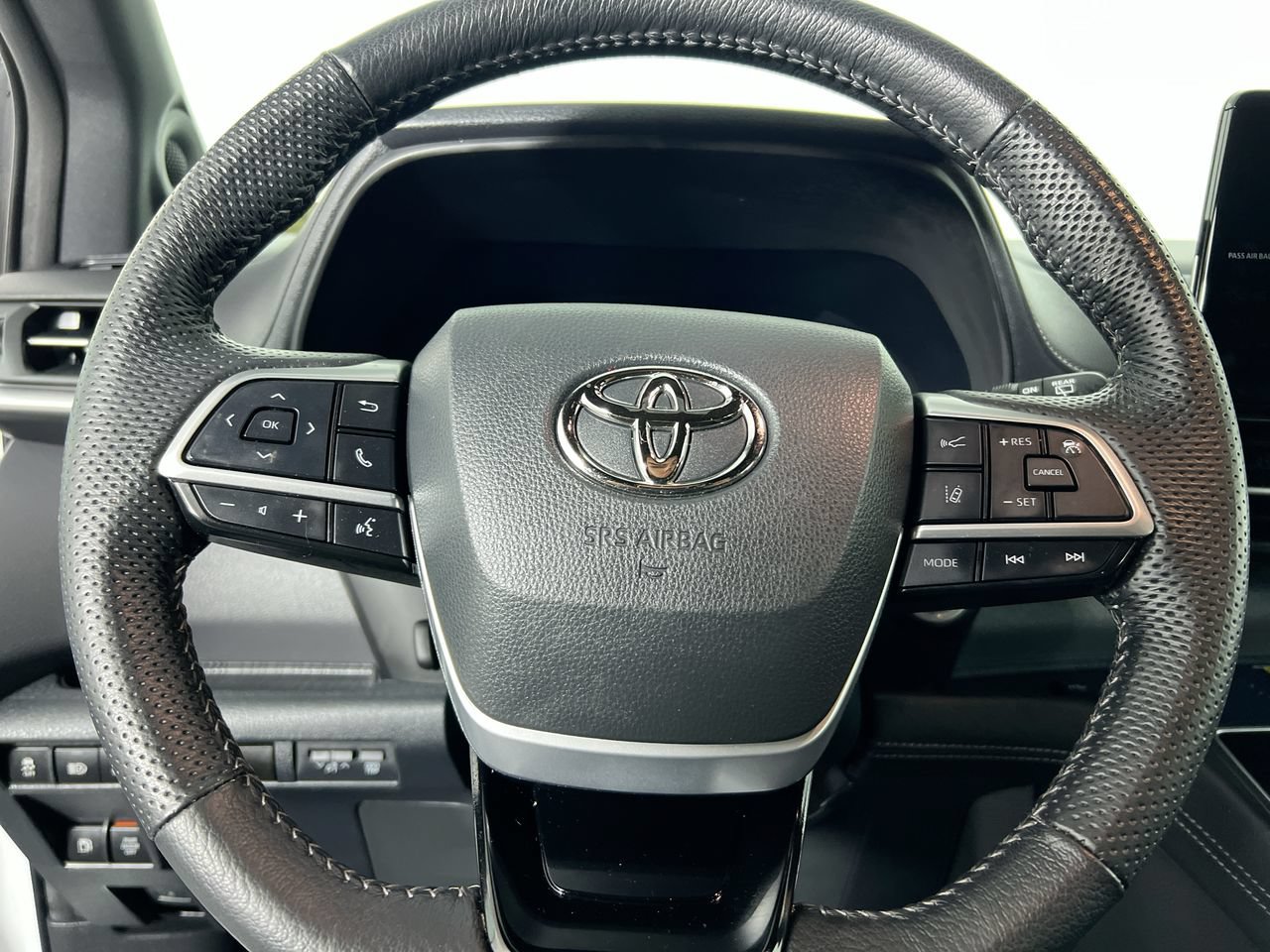 Used 2023 Toyota Sienna XSE FWD image 11