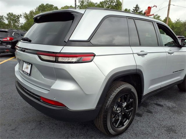 Used 2024 Jeep Grand Cherokee Altitude image 5
