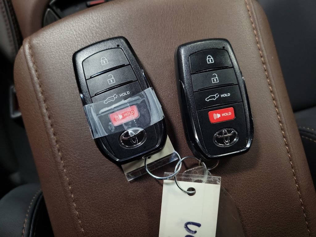 Used 2024 Toyota Venza XLE image 17