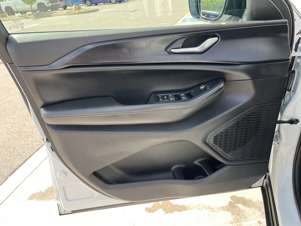 Used 2024 Jeep Grand Cherokee Altitude image 5