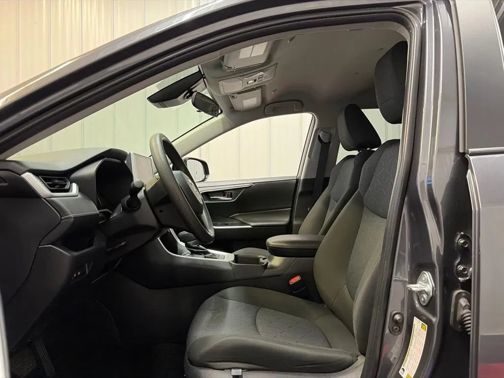 Used 2025 Toyota RAV4 XLE AWD/4WD image 11