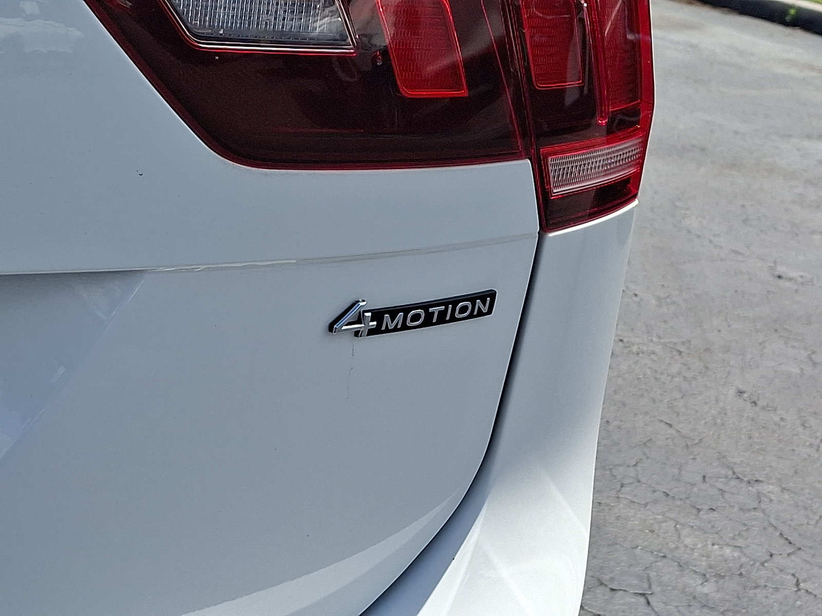 Certified 2022 Volkswagen Tiguan SE R-Line AWD/4WD image 32