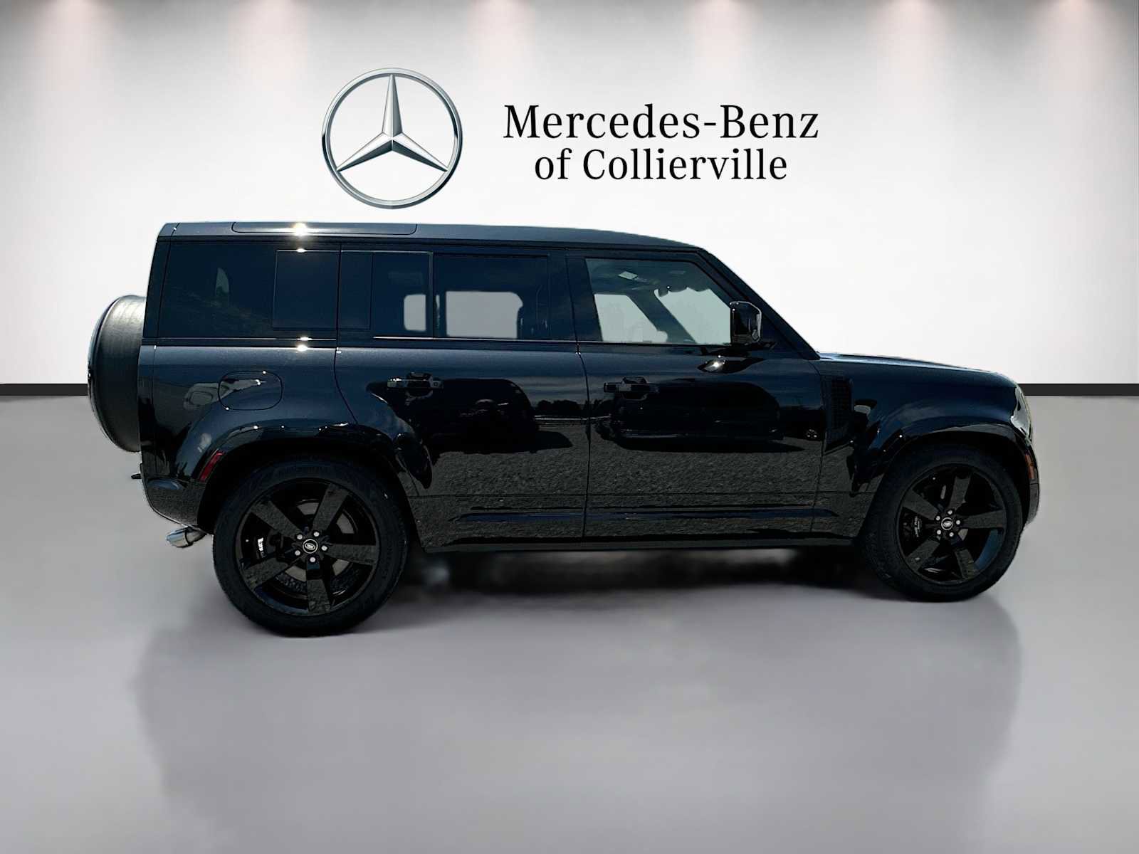 Used 2025 Land Rover Defender 110 V8 AWD/4WD image 4