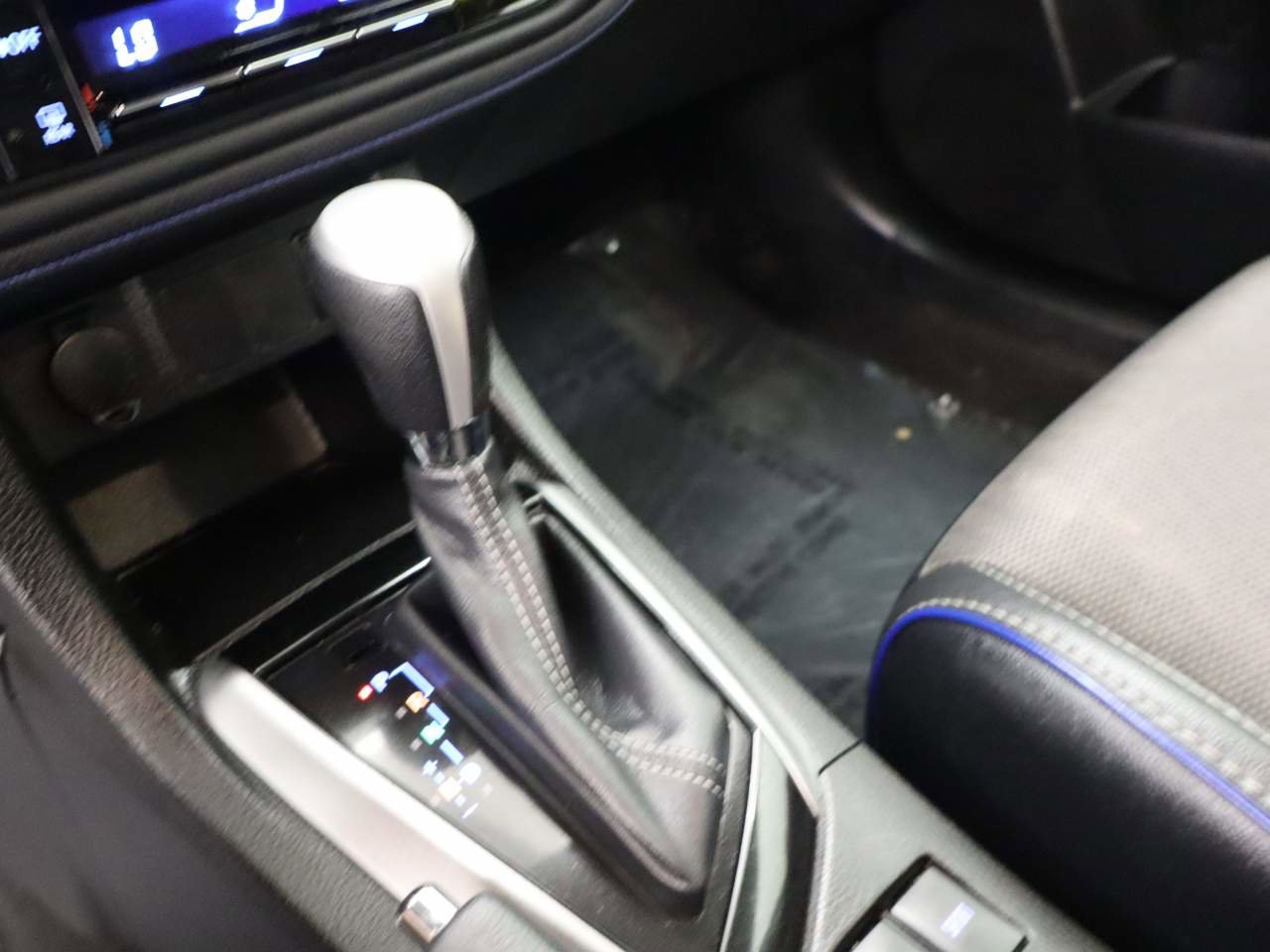 Used 2017 Toyota Corolla SE w/ Carpet Mat Package (TMS) image 9