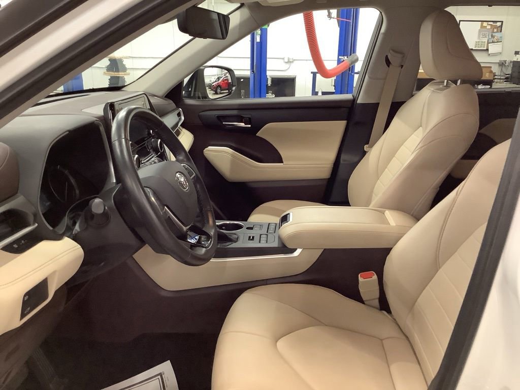 Used 2021 Toyota Highlander XLE AWD/4WD image 13