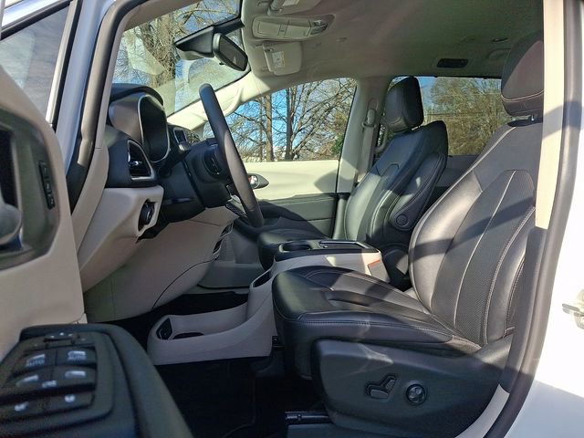 Used 2024 Chrysler Pacifica Touring-L image 13