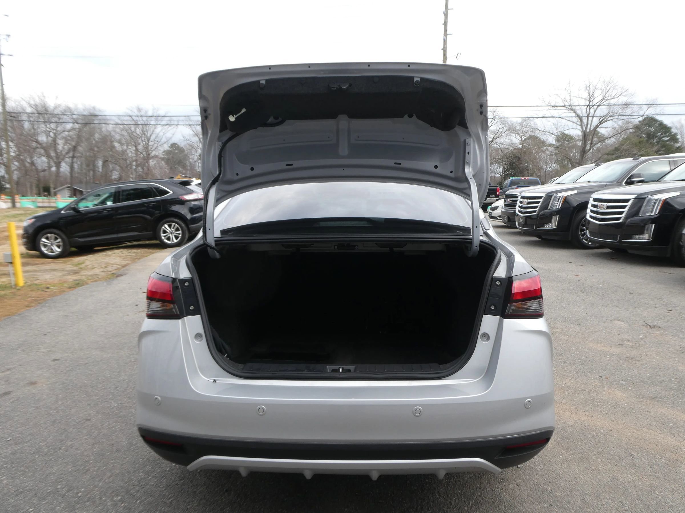 Used 2024 Nissan Versa SR w/ Trunk Package image 5
