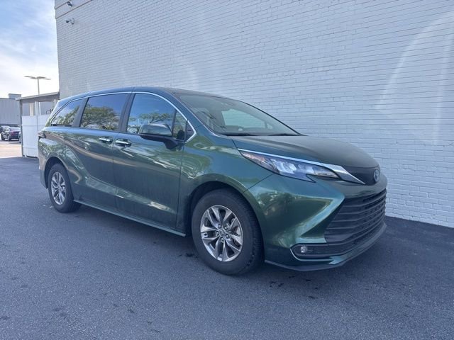 Used 2025 Toyota Sienna XLE image 1