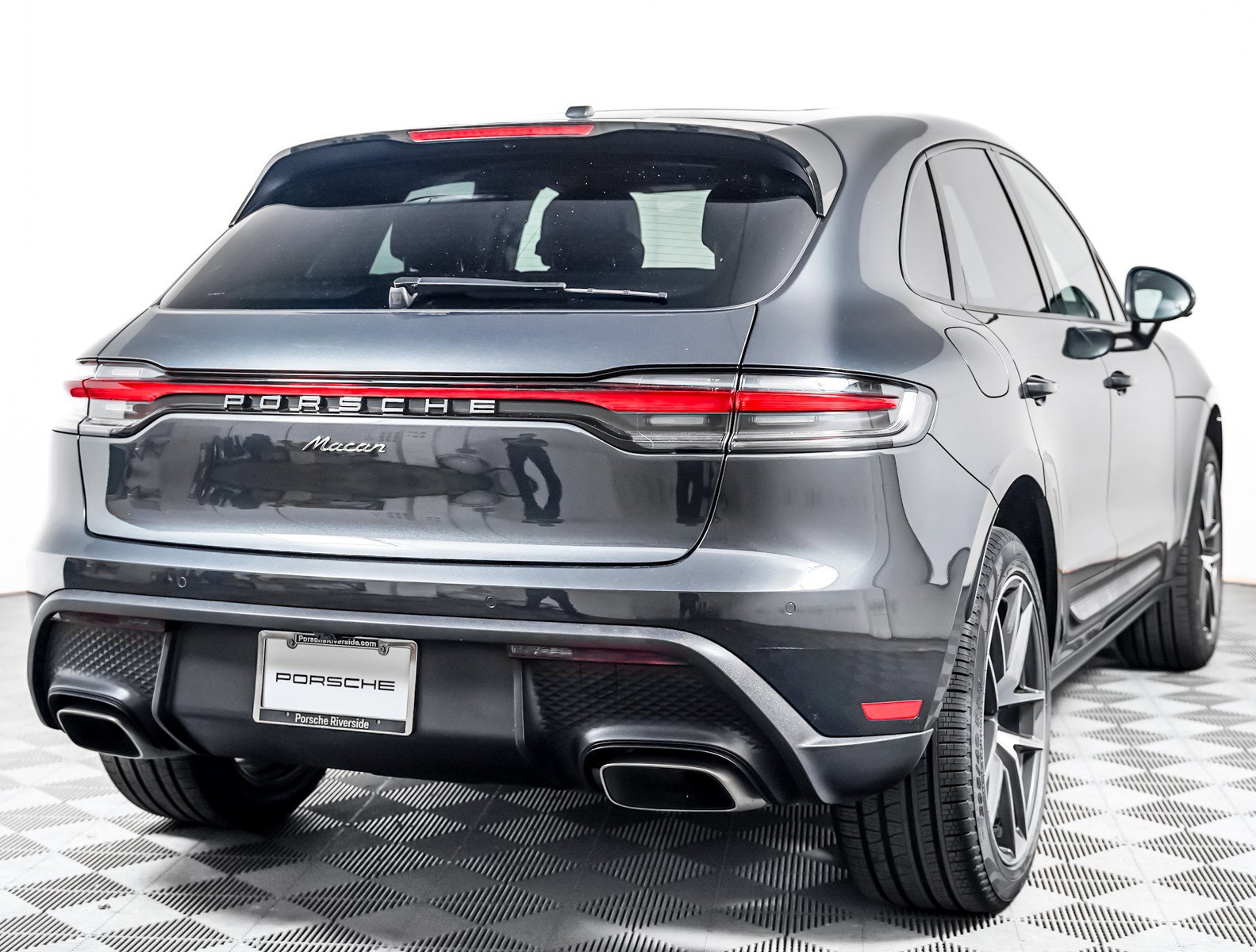 Certified 2025 Porsche Macan AWD/4WD image 10