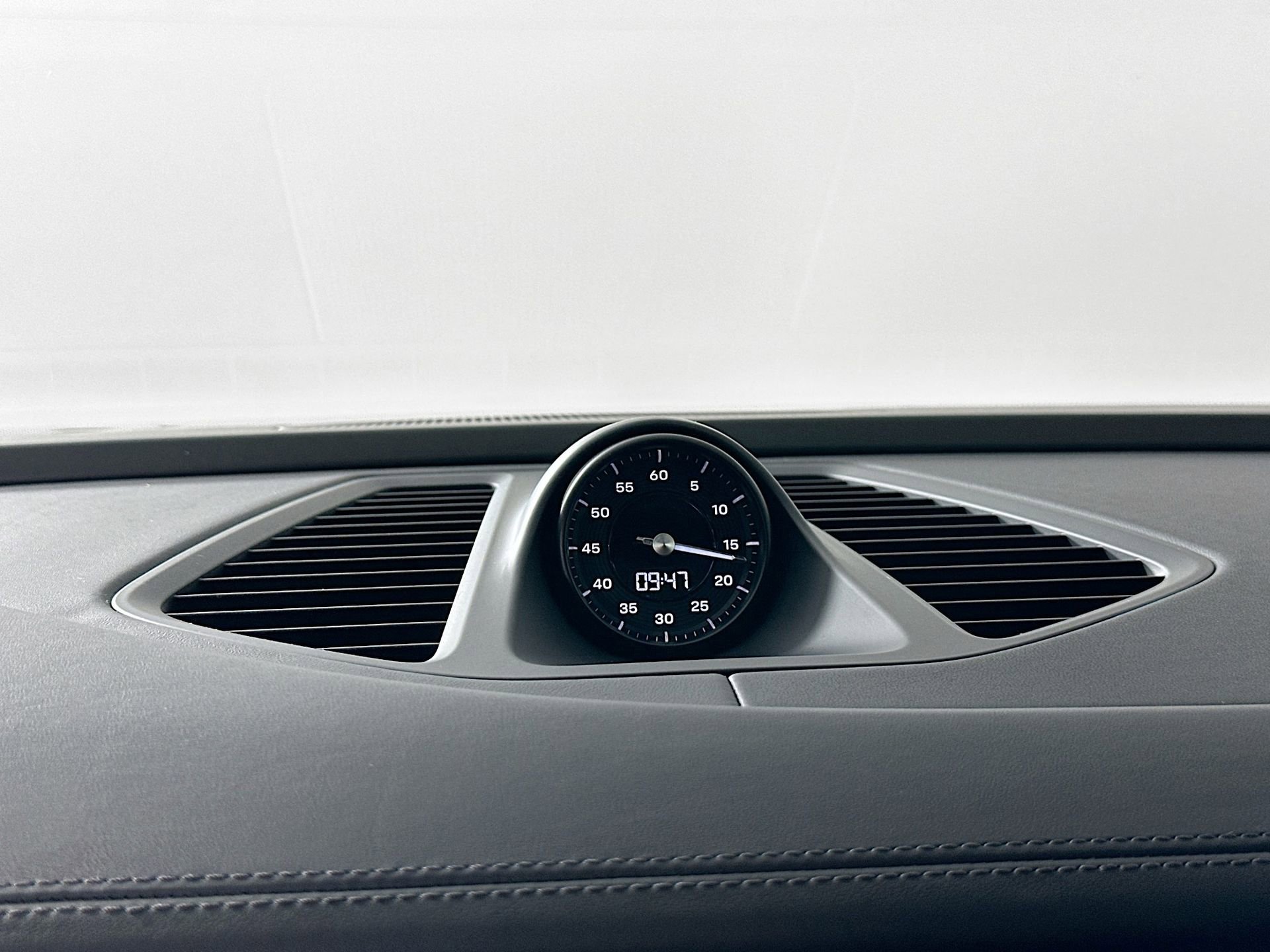 Certified 2025 Porsche Macan 4 Electric image 31