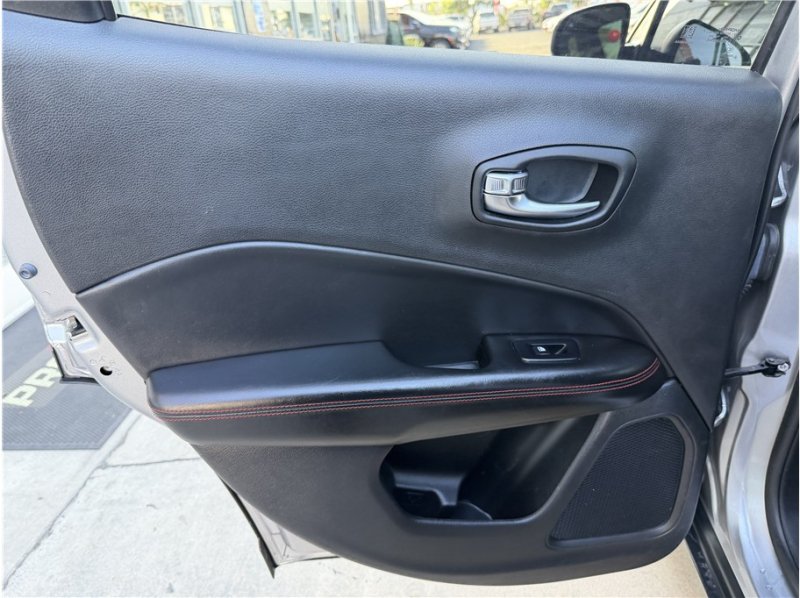 Used 2019 Jeep Compass Trailhawk w/ Leather Interior Group AWD/4WD image 19