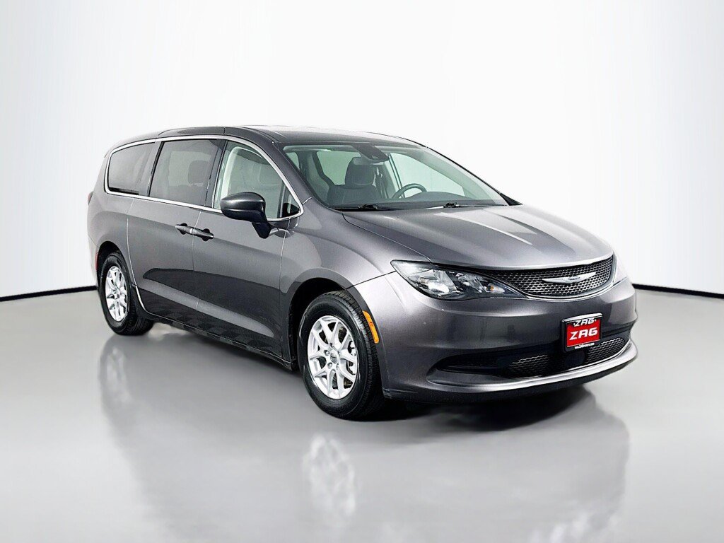 Used 2023 Chrysler Voyager LX FWD image 7