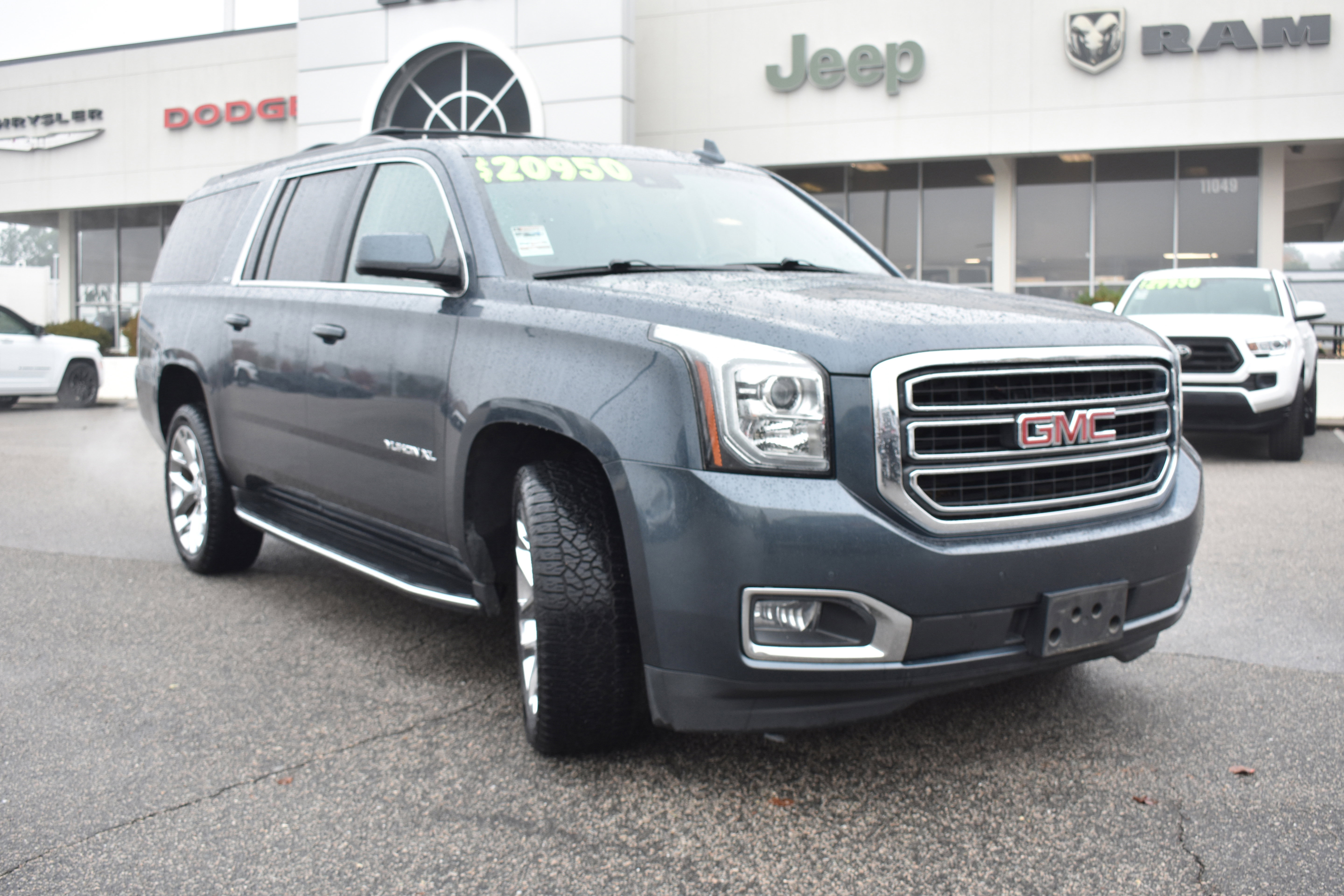 Used 2019 GMC Yukon XL SLT w/ Open Road Package image 3