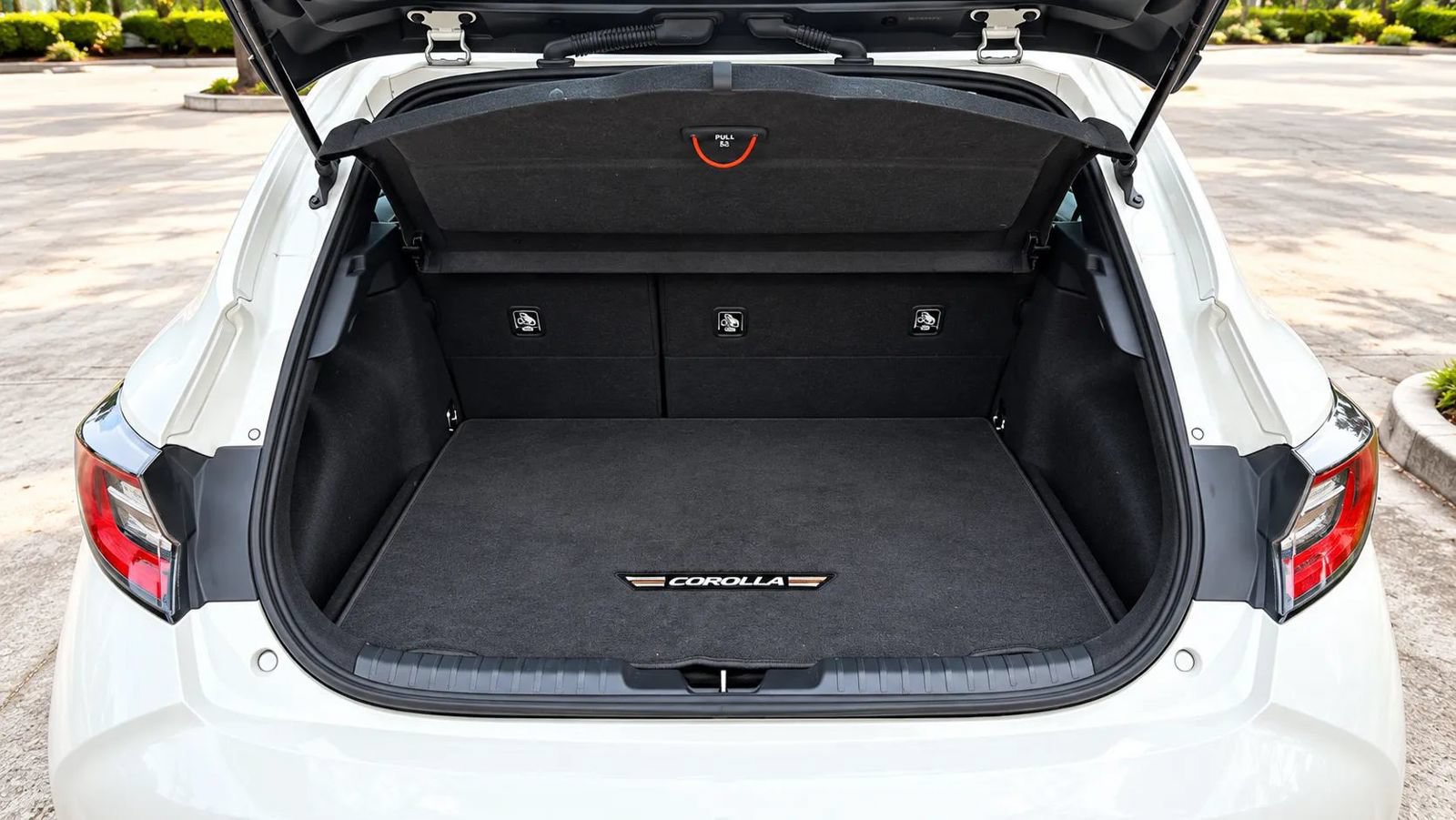 Used 2019 Toyota Corolla SE w/ Carpet Mat Package FWD image 11