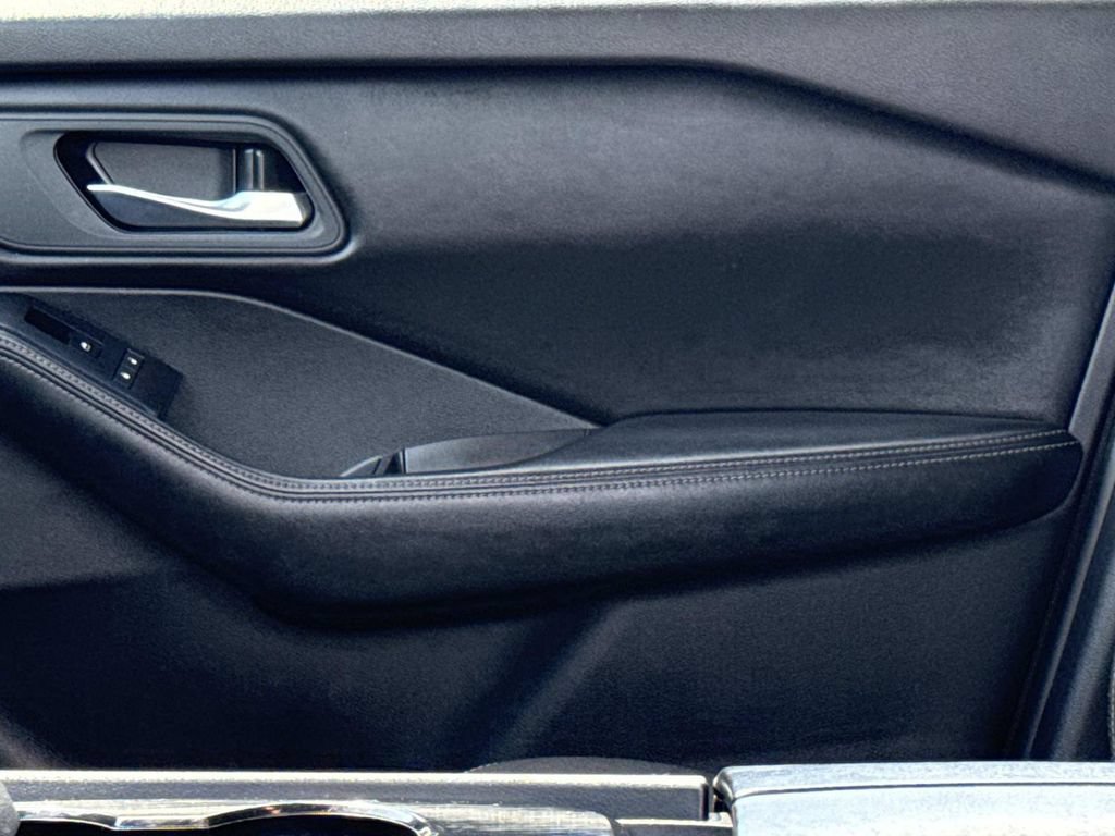 Certified 2024 Nissan Rogue SV FWD image 23