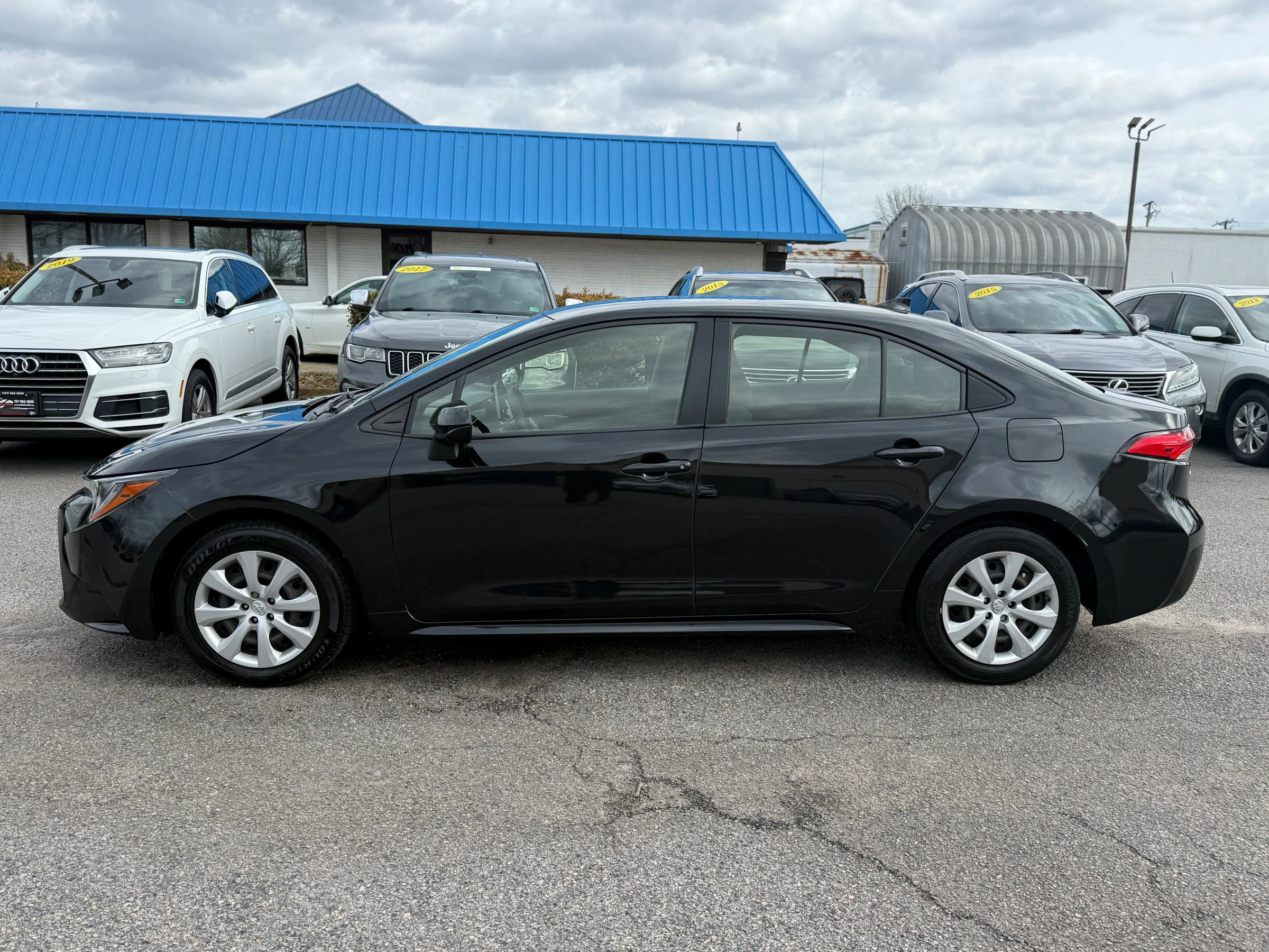 Used 2021 Toyota Corolla LE image 3