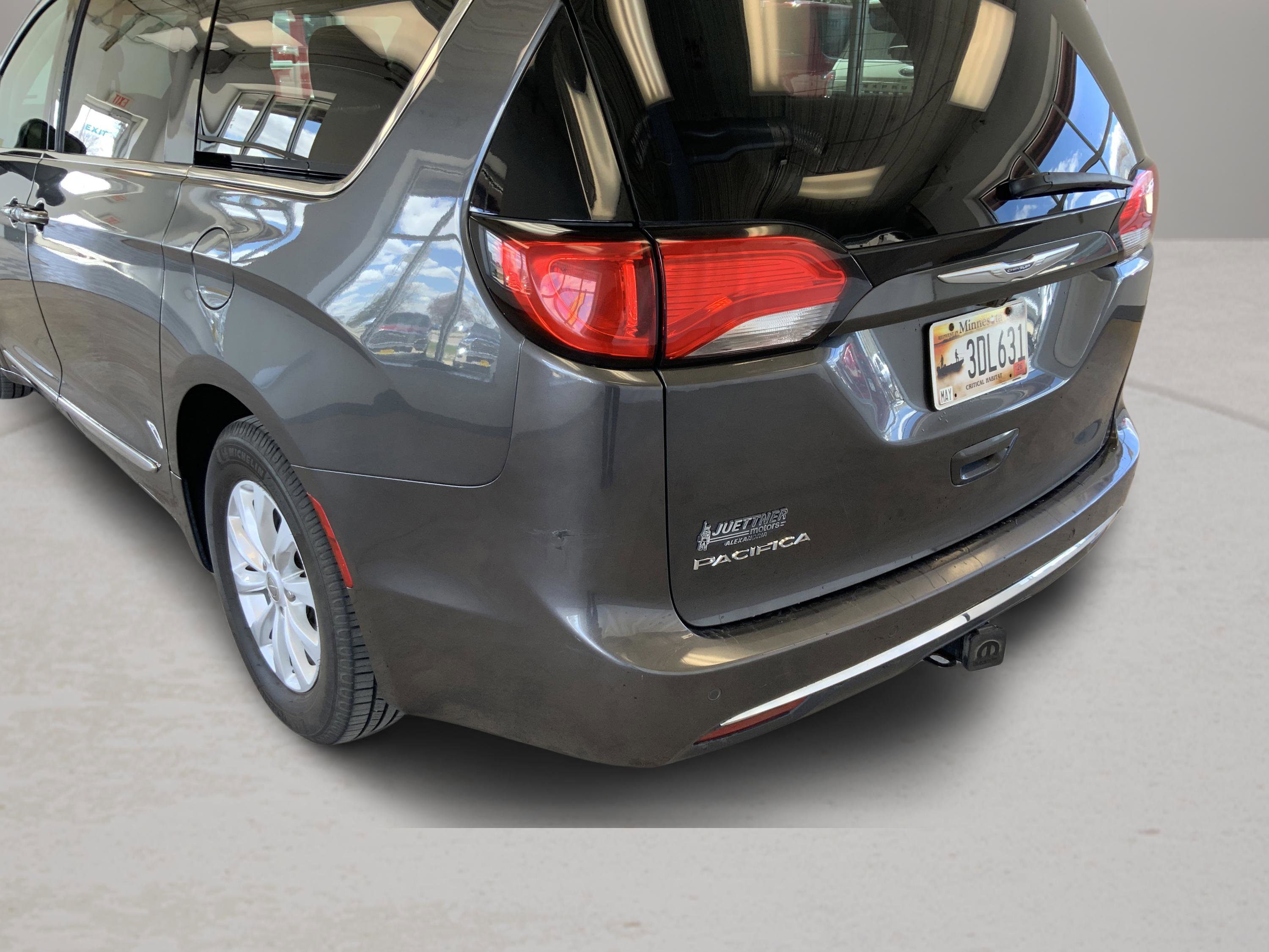 Used 2017 Chrysler Pacifica Touring-L FWD image 25