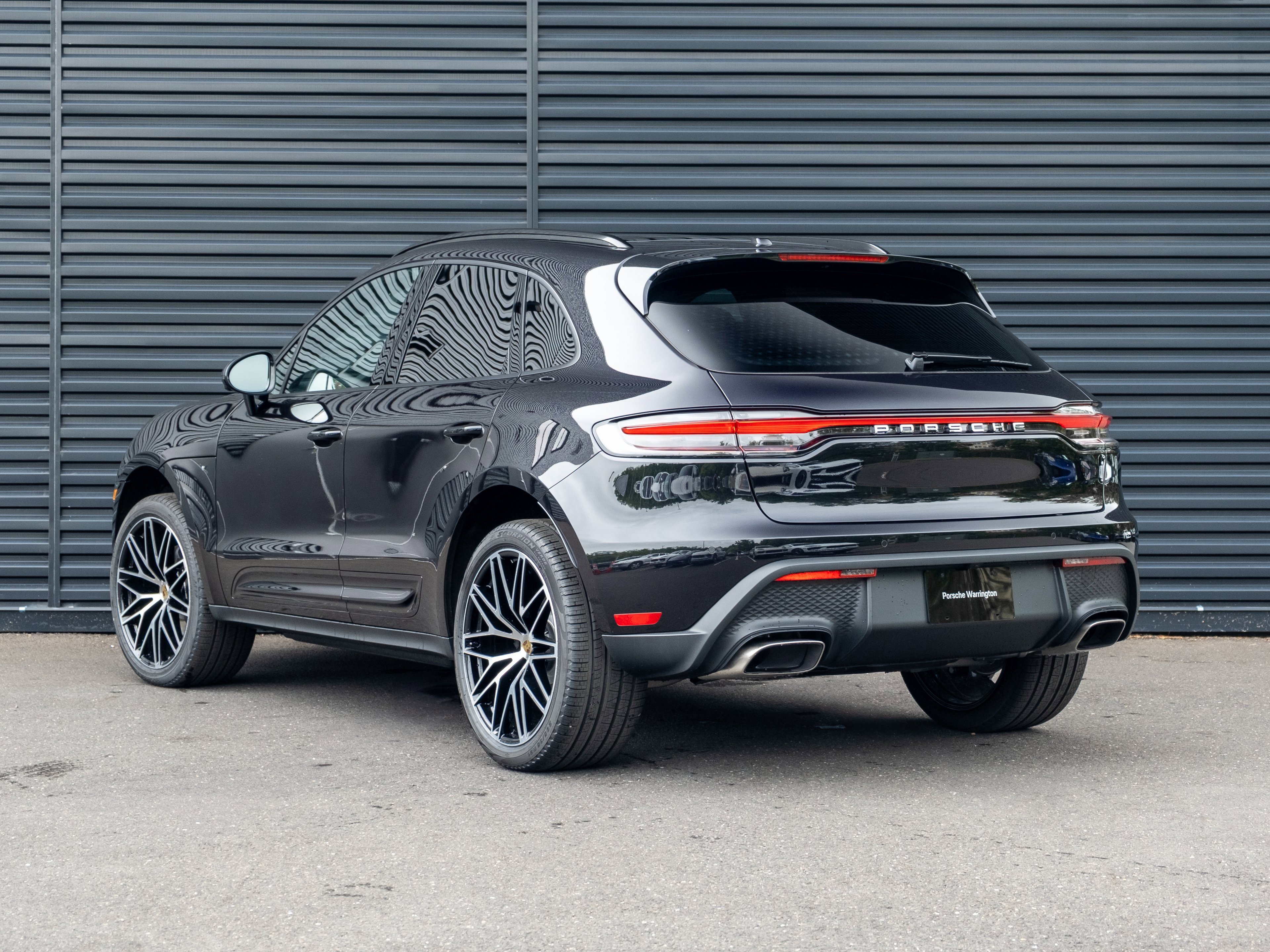 Certified 2025 Porsche Macan image 3