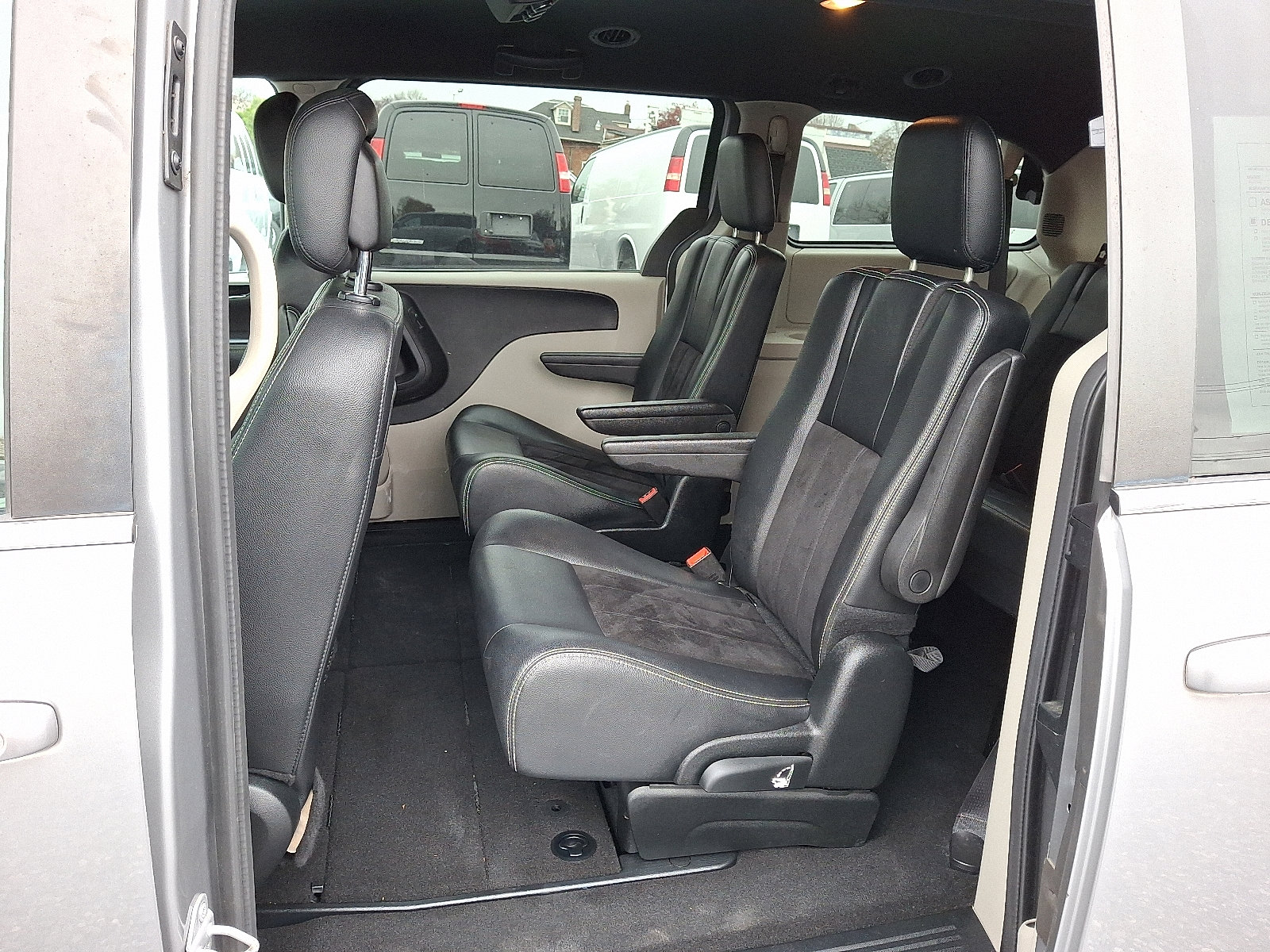 Used 2017 Dodge Grand Caravan SXT image 12