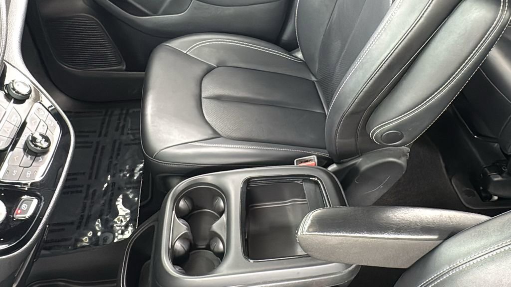 Used 2024 Chrysler Pacifica Select image 41