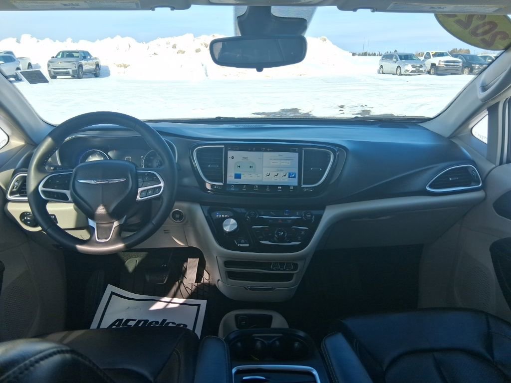 Used 2023 Chrysler Pacifica Touring-L image 21